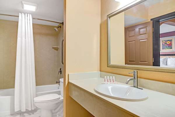  - Days Inn & Suites Ybor City Tampa - I-4, Exit 3