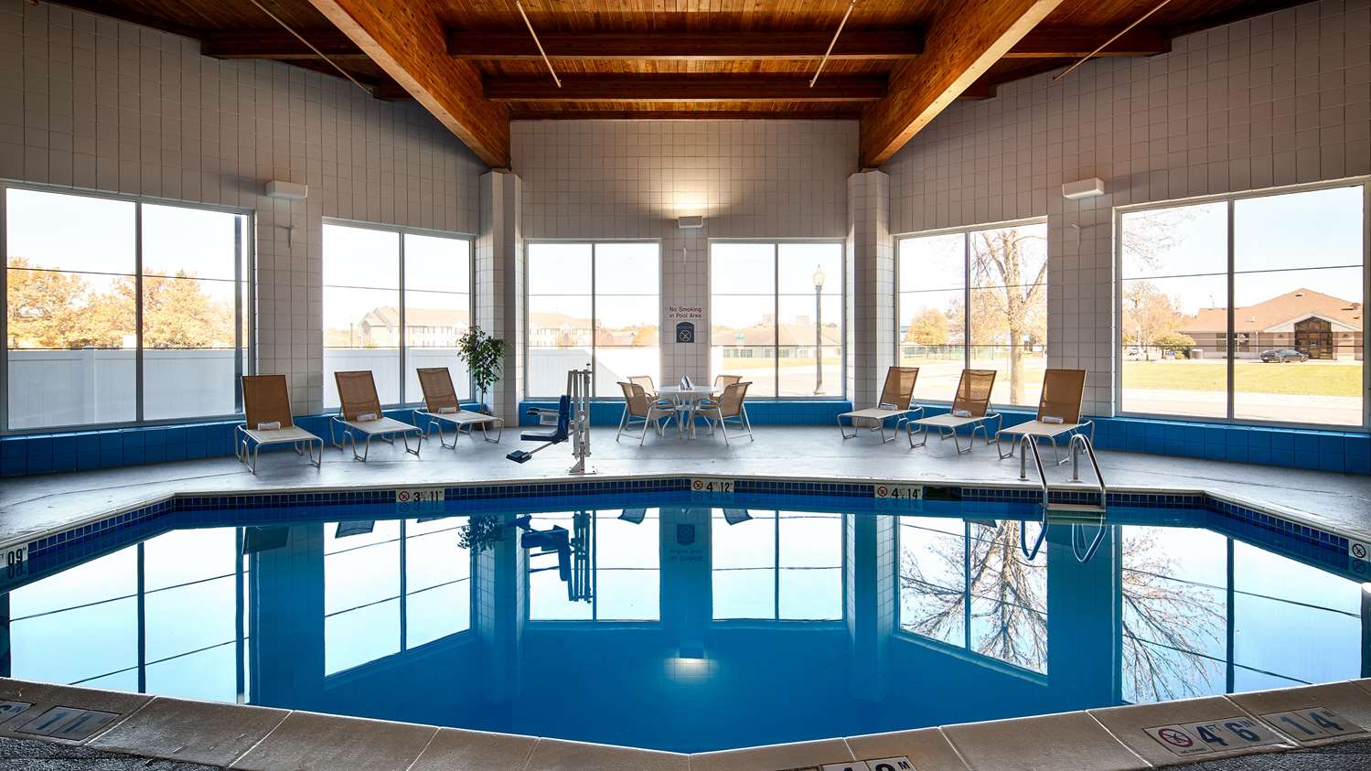 Best Western Holiday Manor Hotel Newton, IA See Discounts