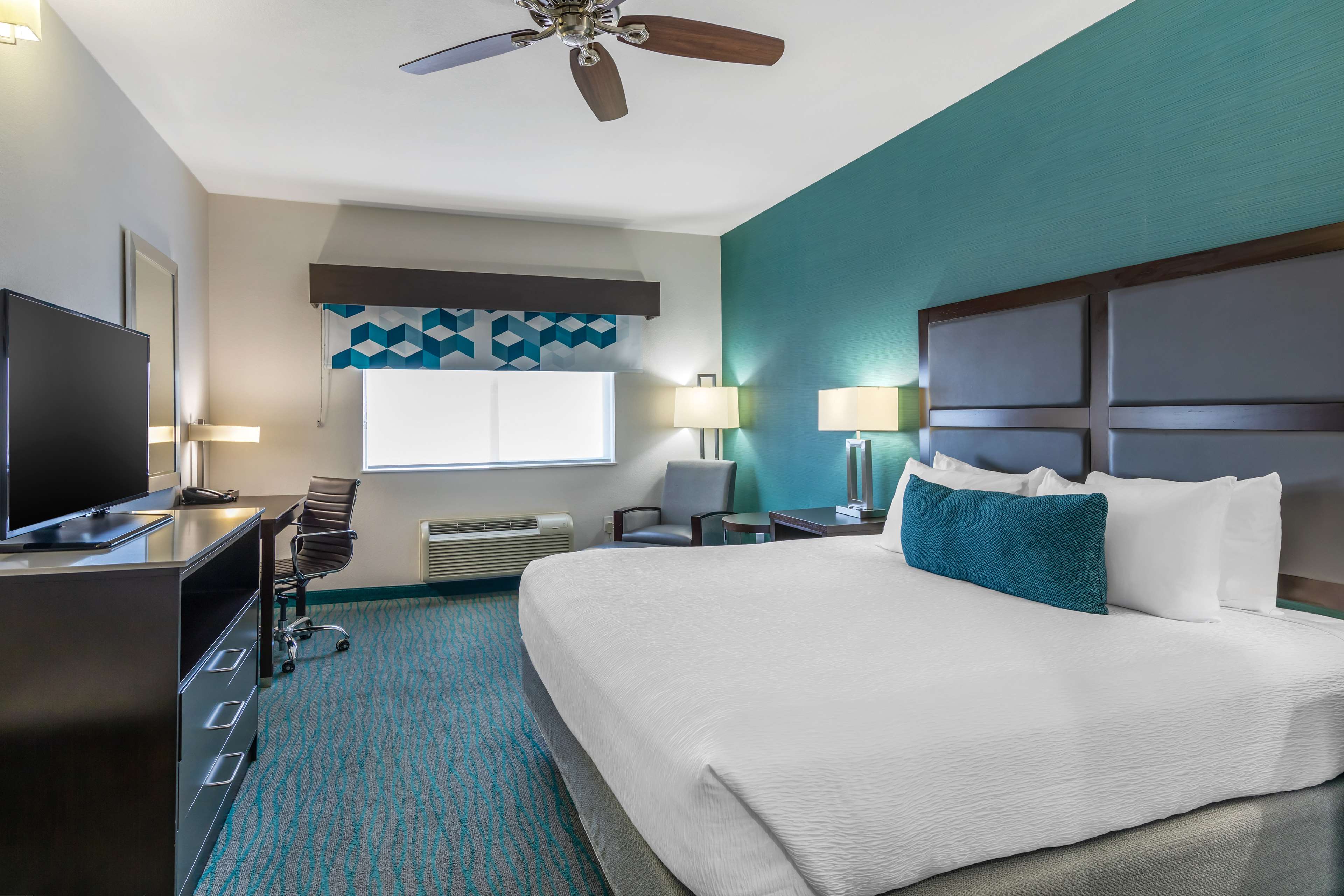 Best Western Plus Taft Inn Room Type - Accessible - 1 King, Mobility Accessible, Communication Assistance, Roll In Shower, Non-Smoking, Ful