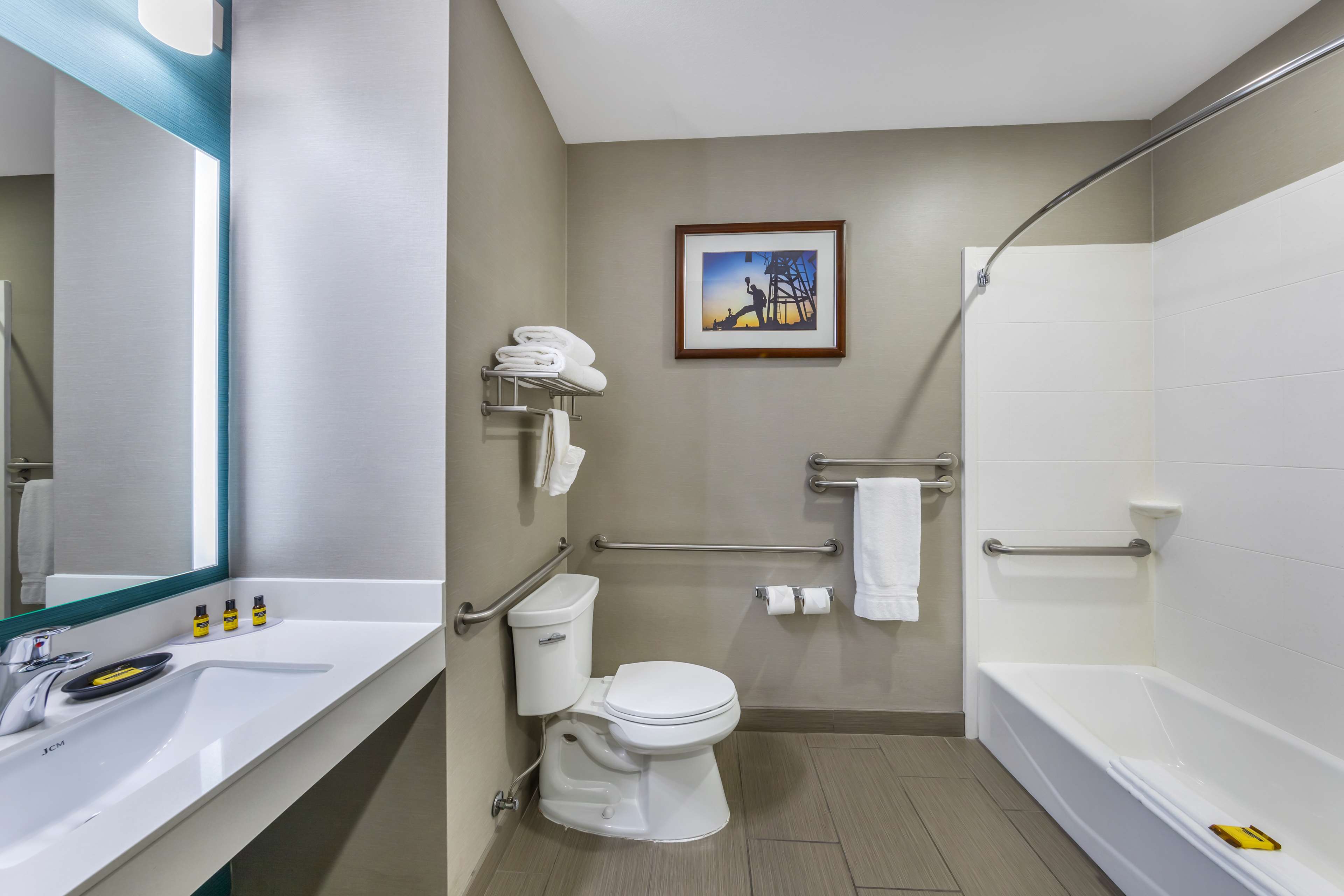 Best Western Plus Taft Inn Room Type - Accessible - 1 King, Mobility Accessible, Communication Assistance, Bathtub, Non-Smoking, Full Break
