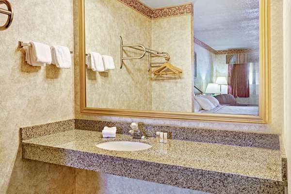  - Days Inn & Suites Monroe - I-75, Exit 15