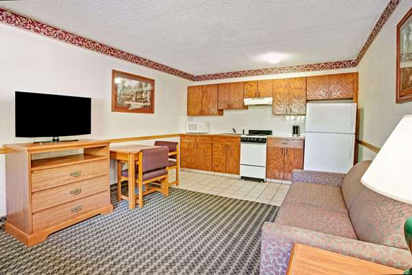 Suite - Days Inn & Suites Monroe - I-75, Exit 15