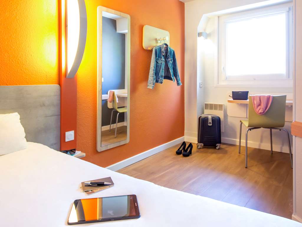 ibis budget Vienne Sud Room Type - TRIPLE - Room with a large bed and a bunk bed