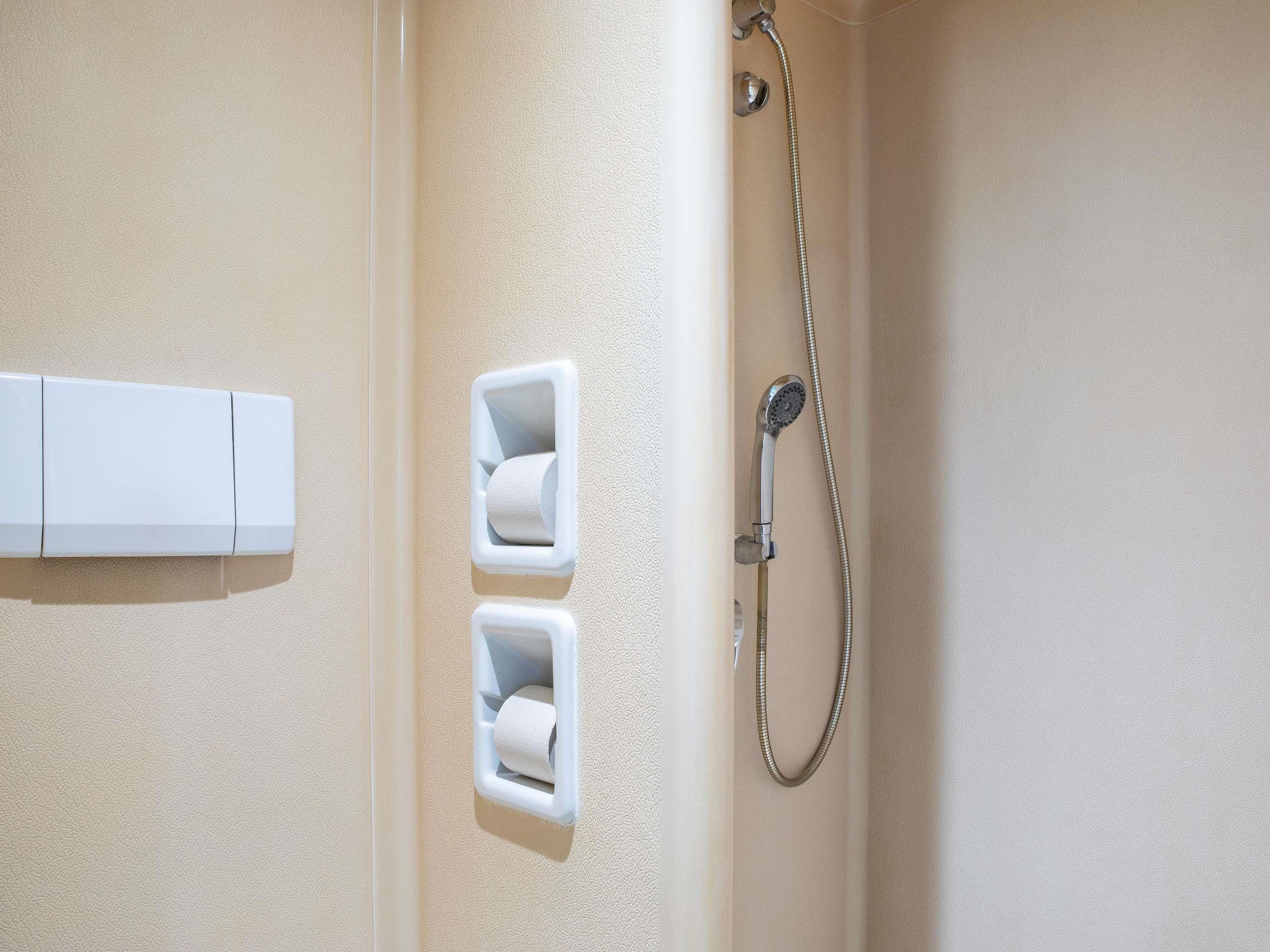 ibis budget Sucy en Brie Room Type - TRIPLE - Room with a large bed and a bunk bed
