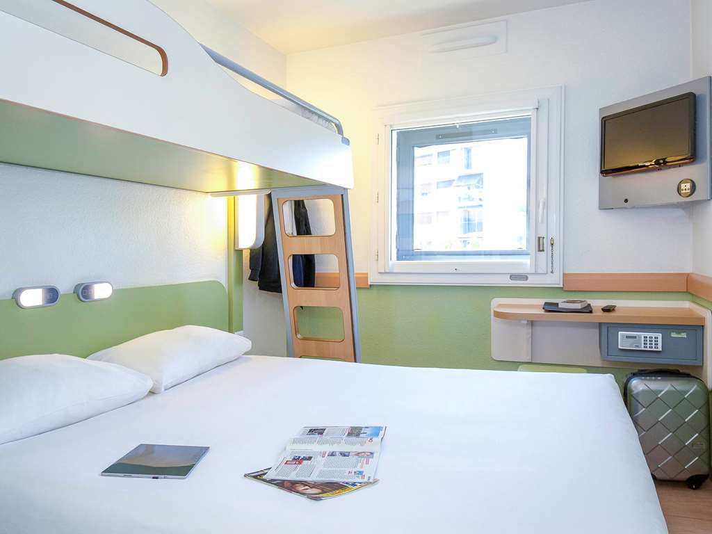 ibis budget Marseille Timone Room Type - Triple Room with a large bed and a bunk bed
