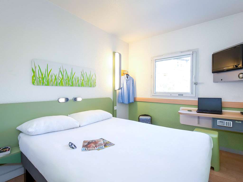 ibis budget Marseille Timone Room Type - Double Room with a large bed for 2 people