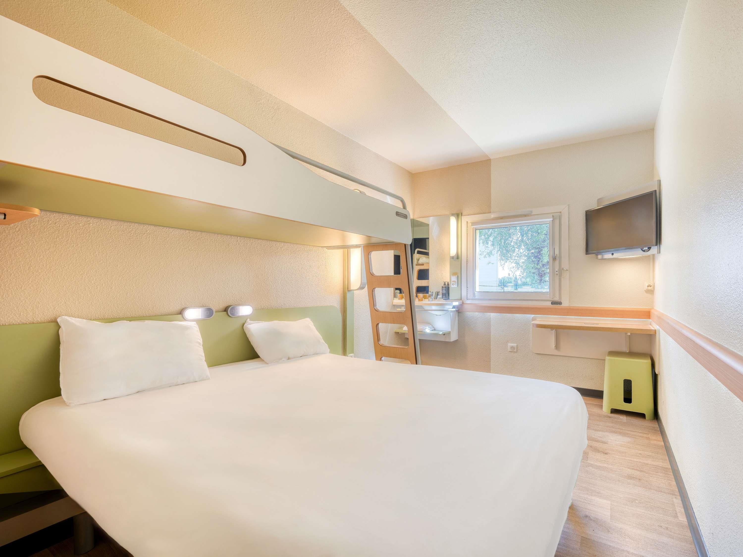ibis budget Versailles Trappes Room Type - TRIPLE - Room with a large bed and a bunk bed