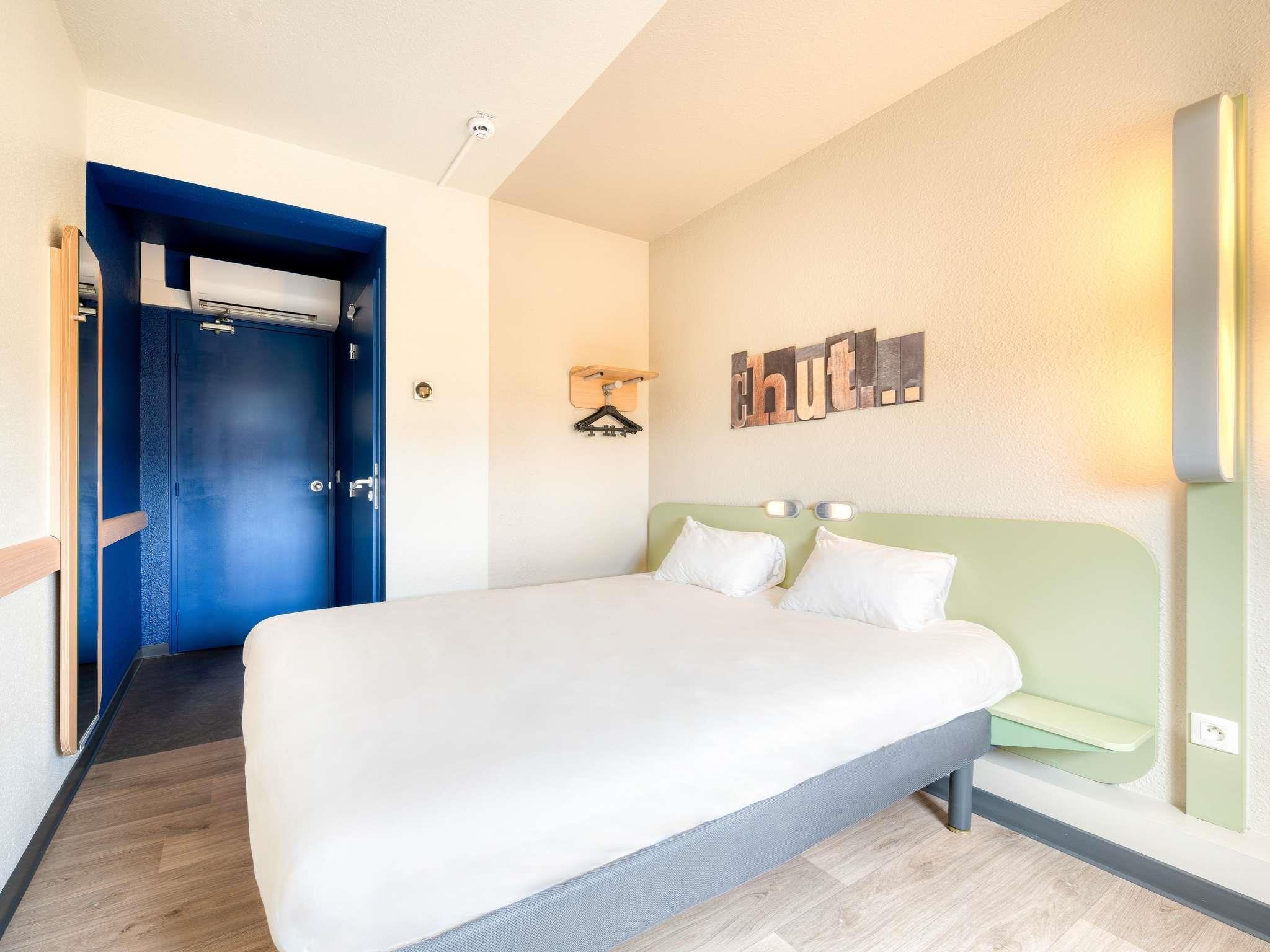 ibis budget Versailles Trappes Room Type - DOUBLE - Room with a large bed for 2 people
