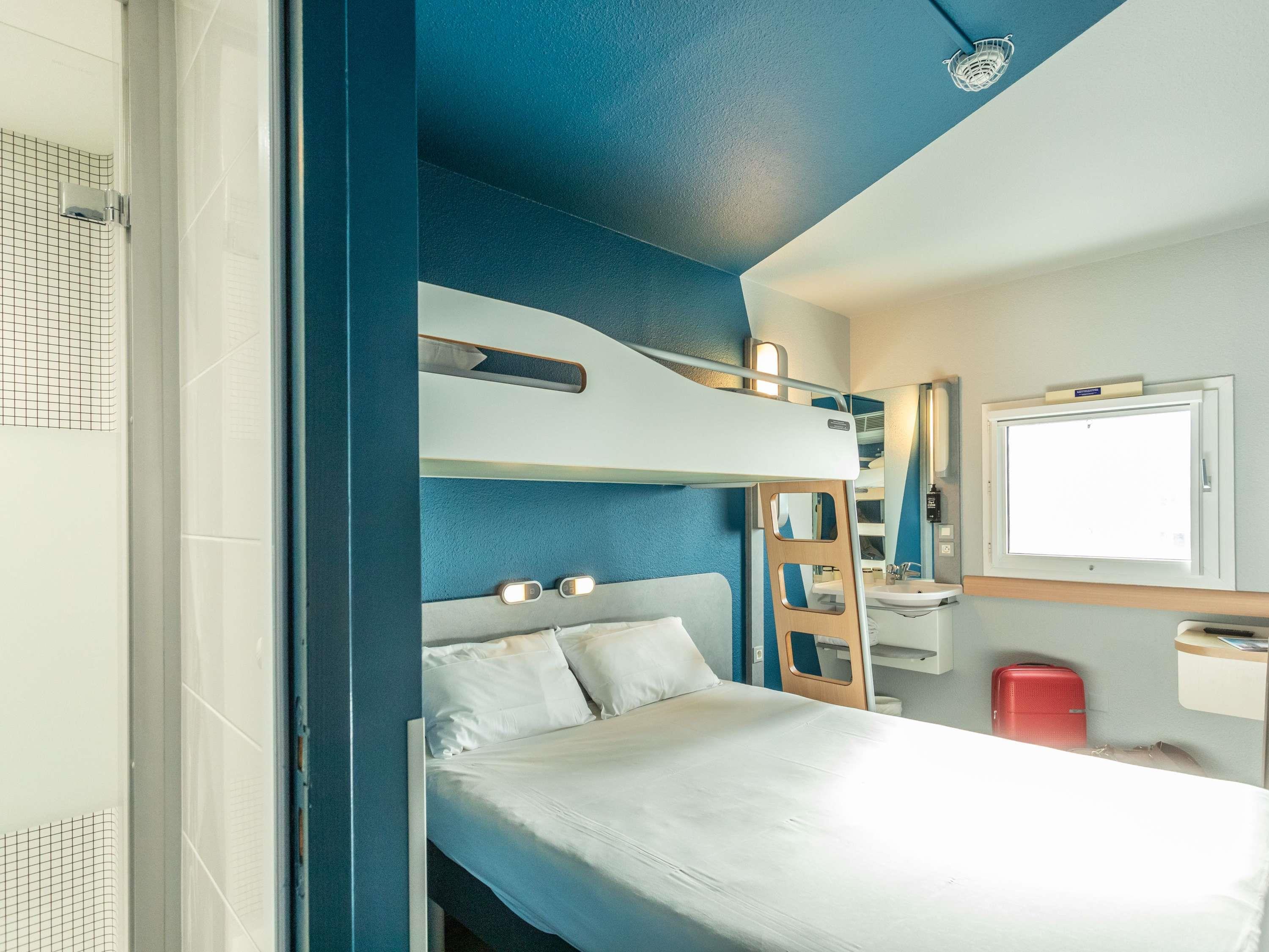 ibis budget Bourges Room Type - TRIPLE - Room with a large bed and a bunk bed
