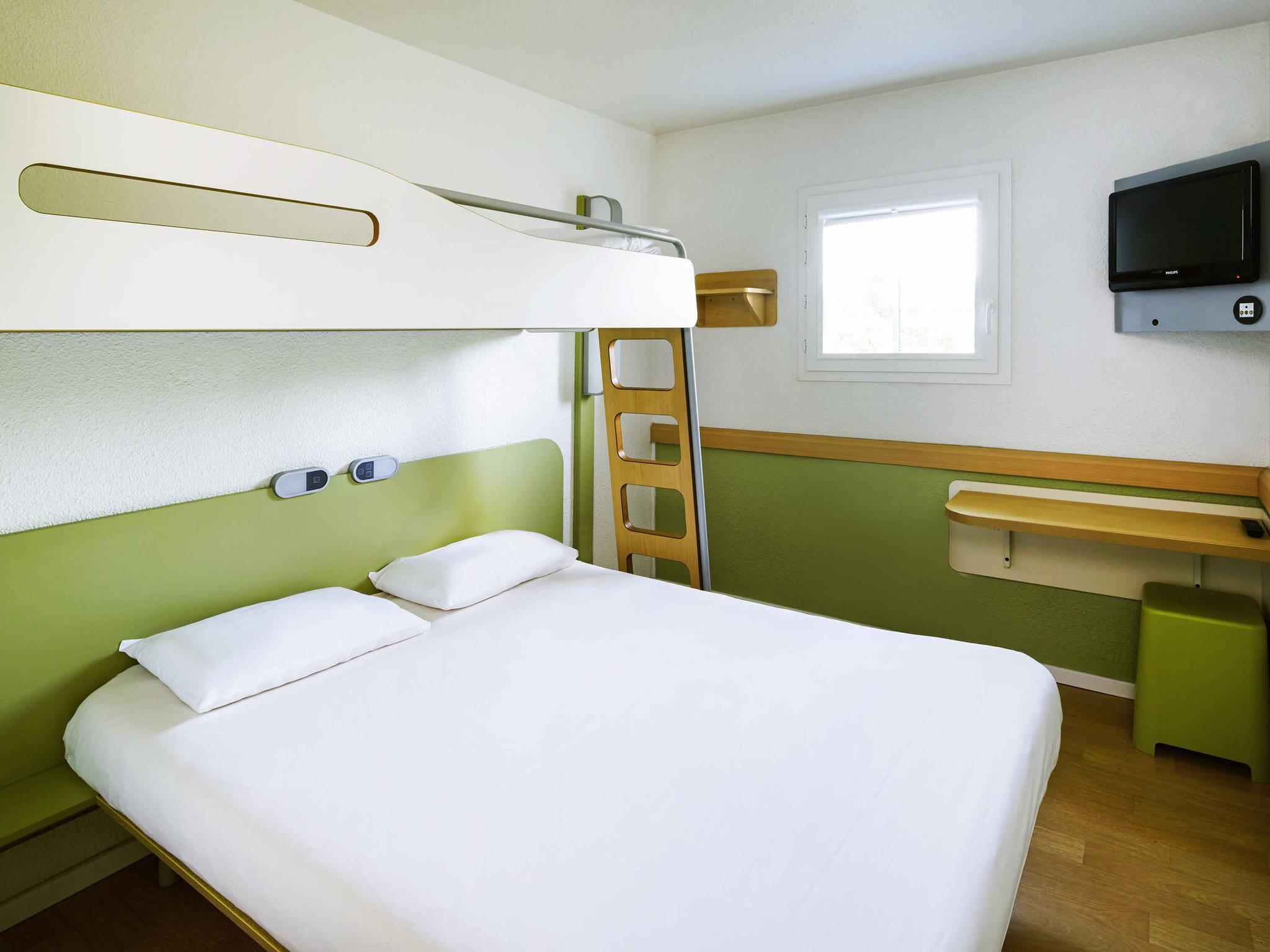 ibis budget Chartres Room Type - TRIPLE - Room with a large bed and a bunk bed