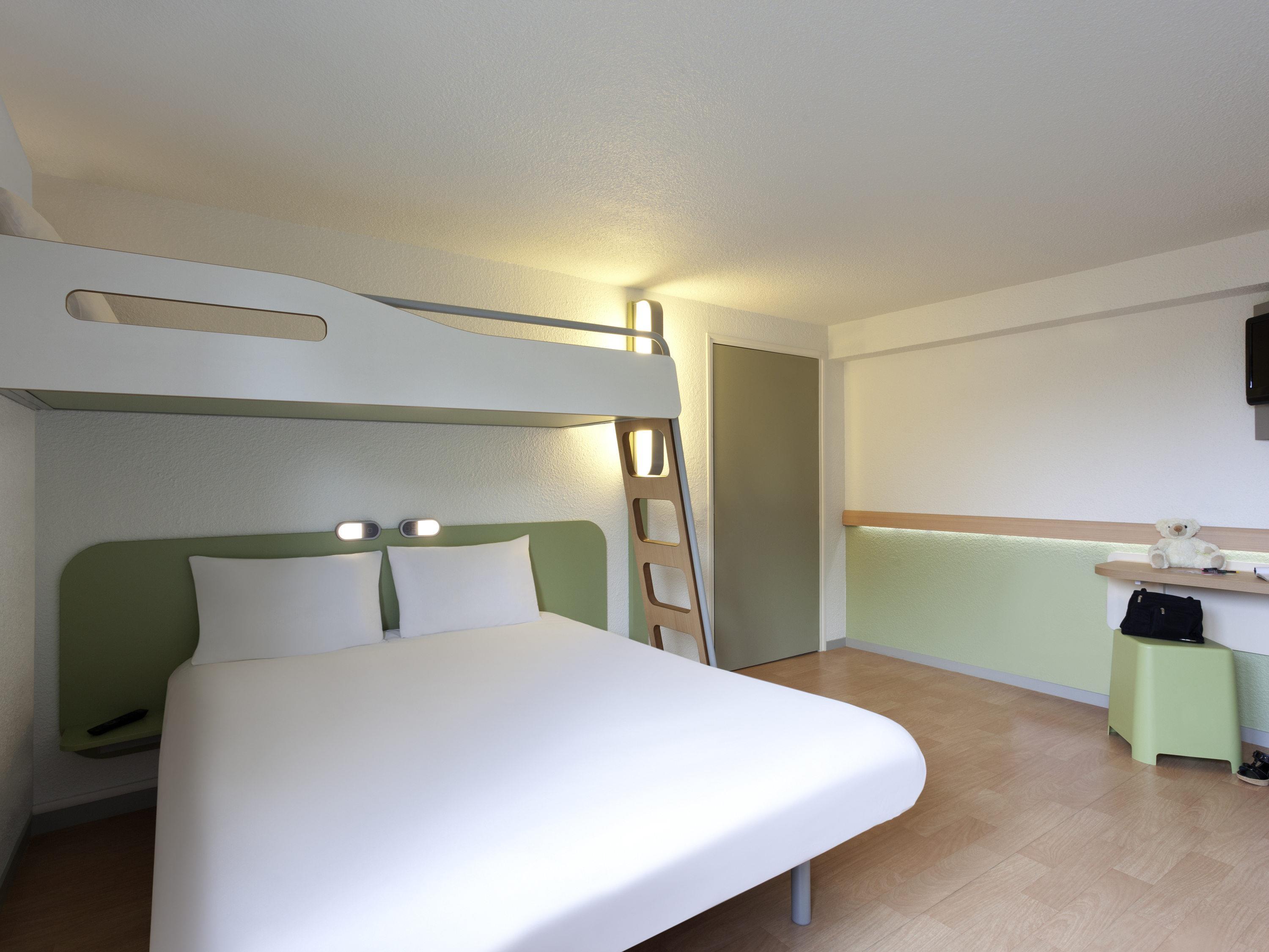 ibis budget Tarbes Room Type - TRIPLE - Room with a large bed and a bunk bed