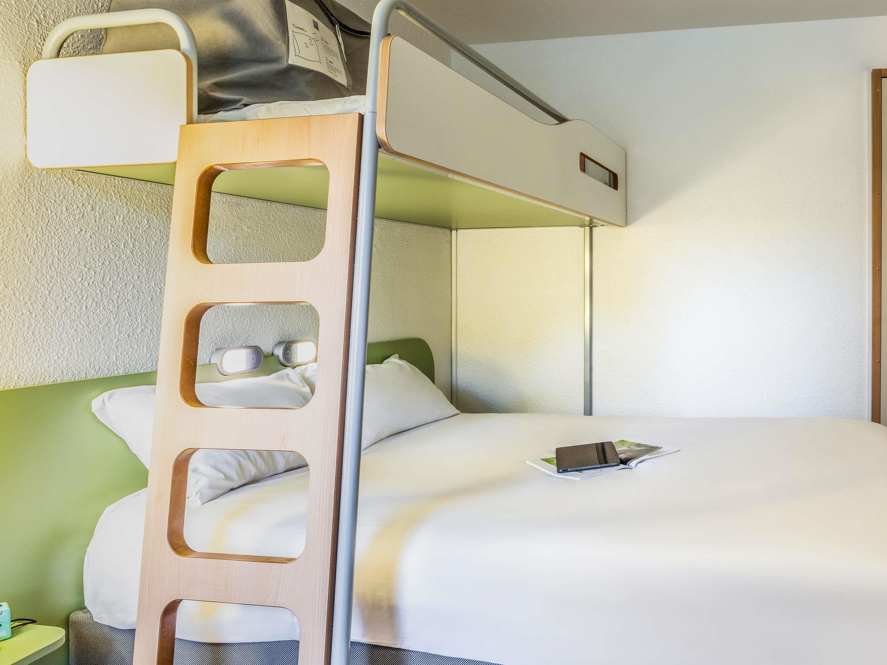ibis budget Compi Room Type - TRIPLE - Room with a large bed and a bunk bed