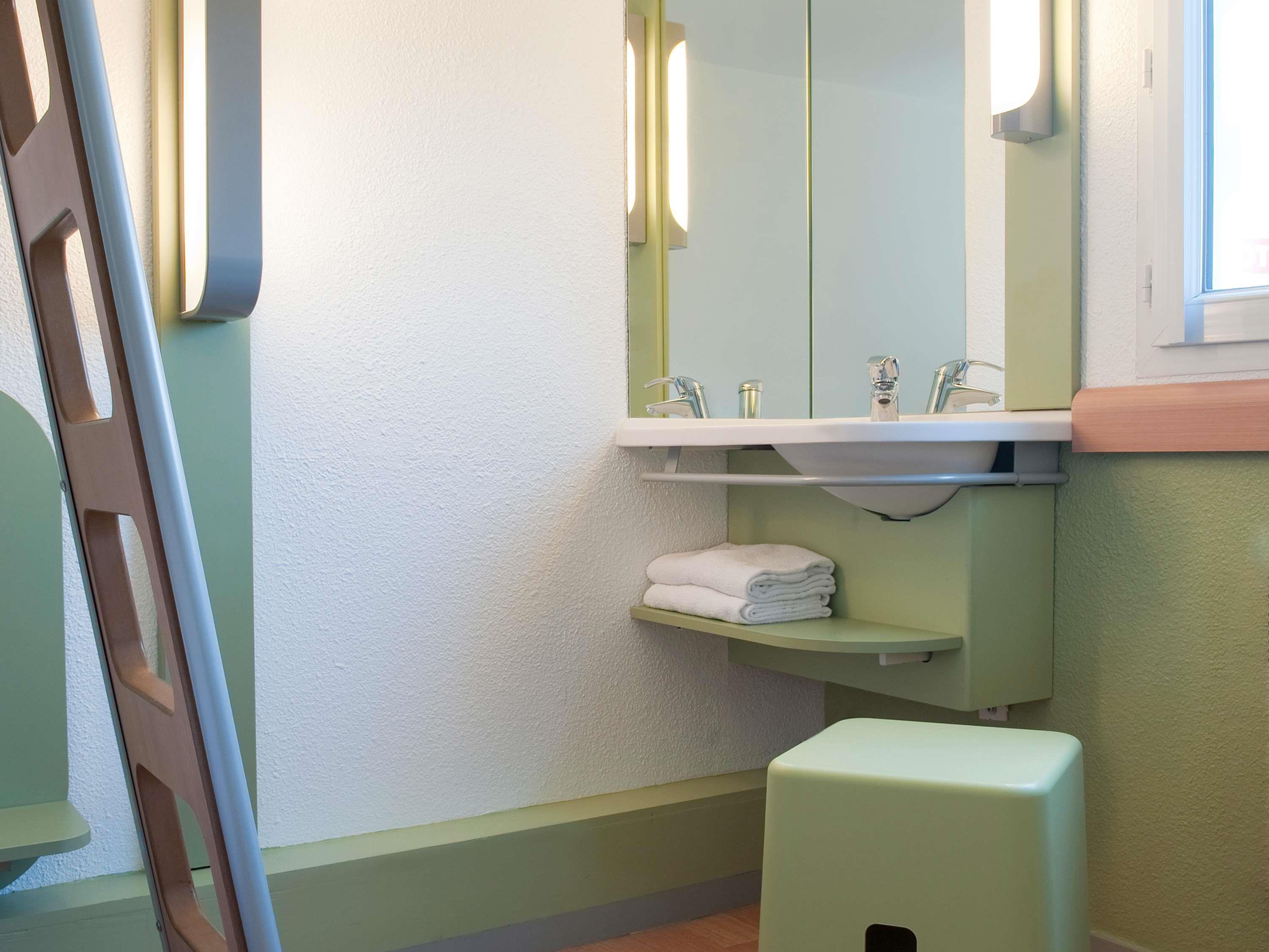 ibis budget Poitiers Sud Room Type - TRIPLE - Room with a large bed and a bunk bed