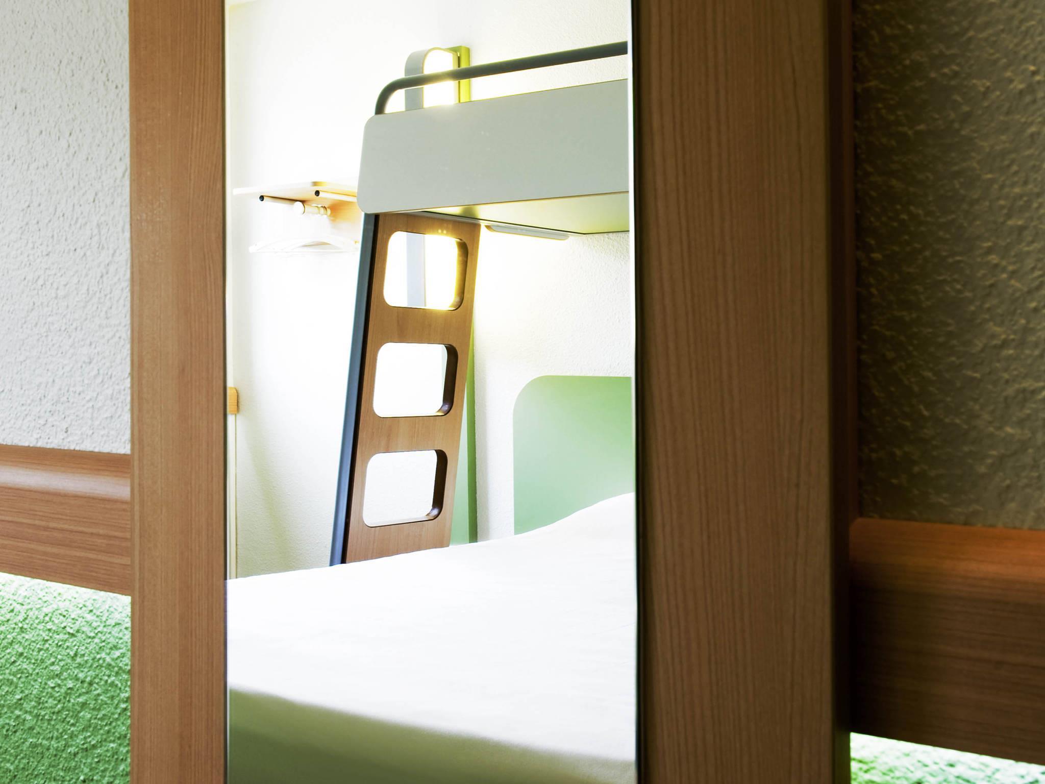 ibis budget Avignon Centre Room Type - TRIPLE - Room with a large bed and a bunk bed