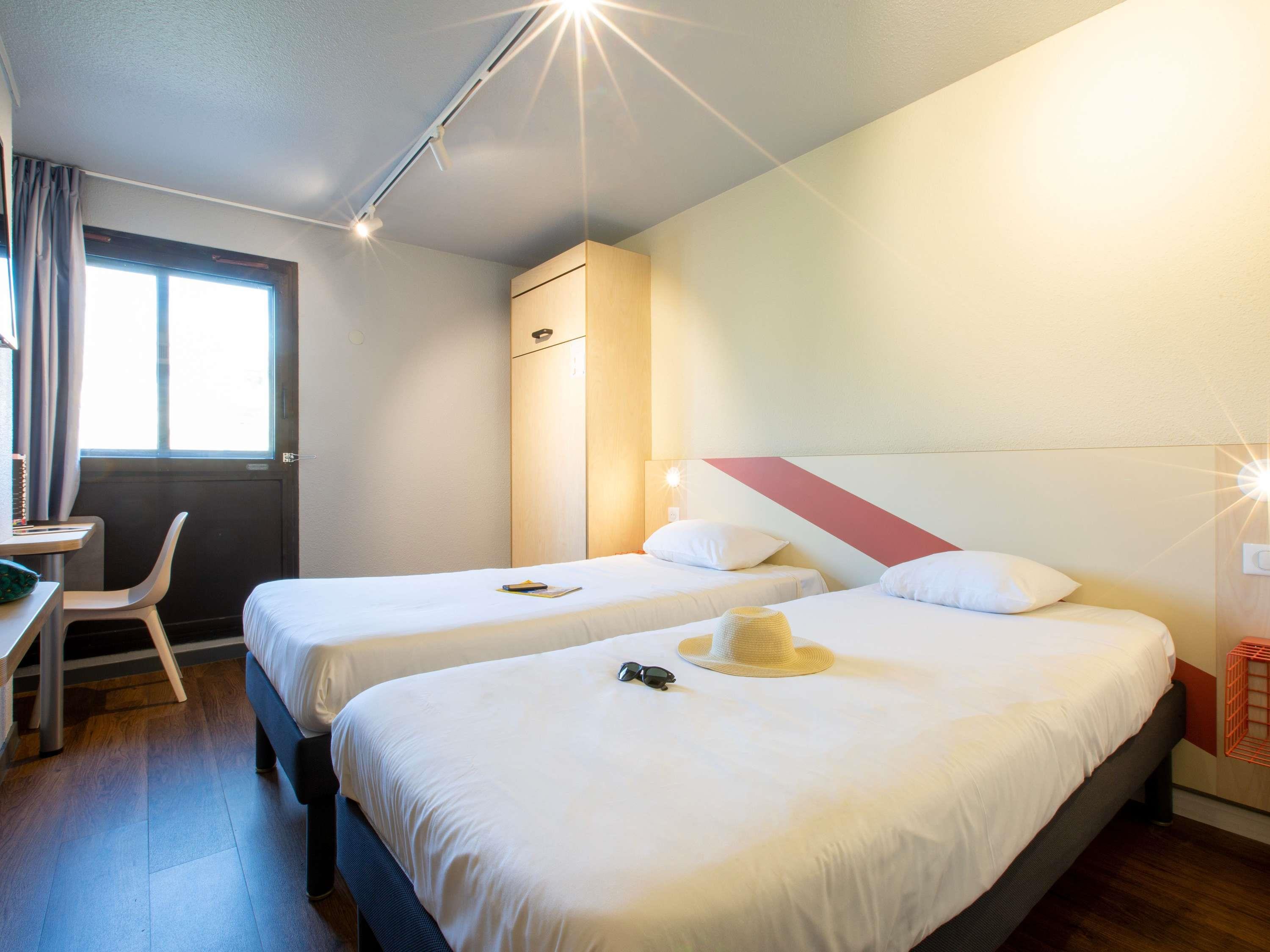 ibis budget Avignon Centre Room Type - Double room with 2 single beds