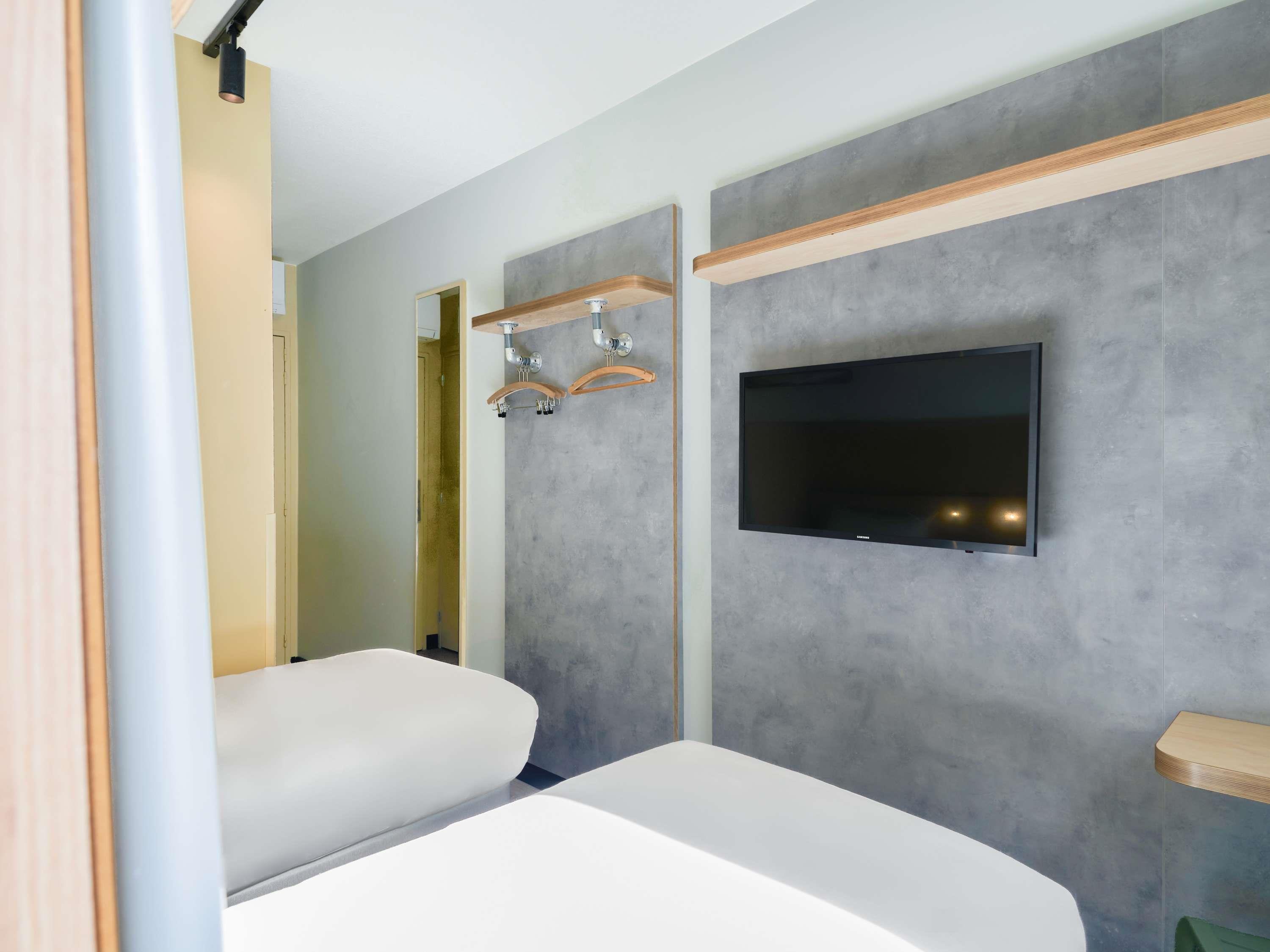 ibis budget Saint Maurice Room Type - ROOM - for 3 people with 3 single beds