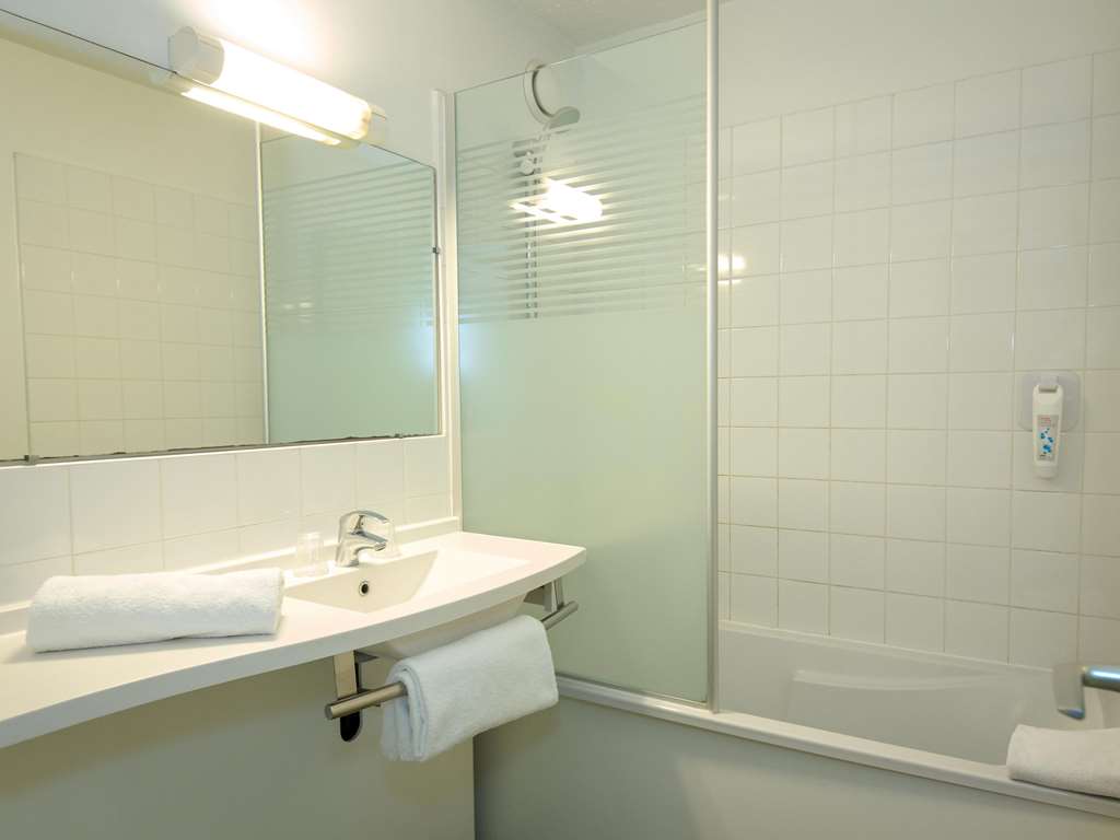 ibis budget Fr Room Type - TRIPLE - room with a double bed and a single bed