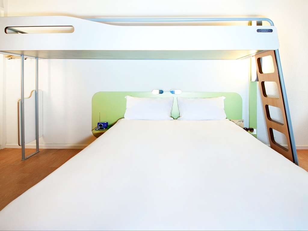 ibis budget Orgeval Room Type - TRIPLE - Room with a large bed and a bunk bed