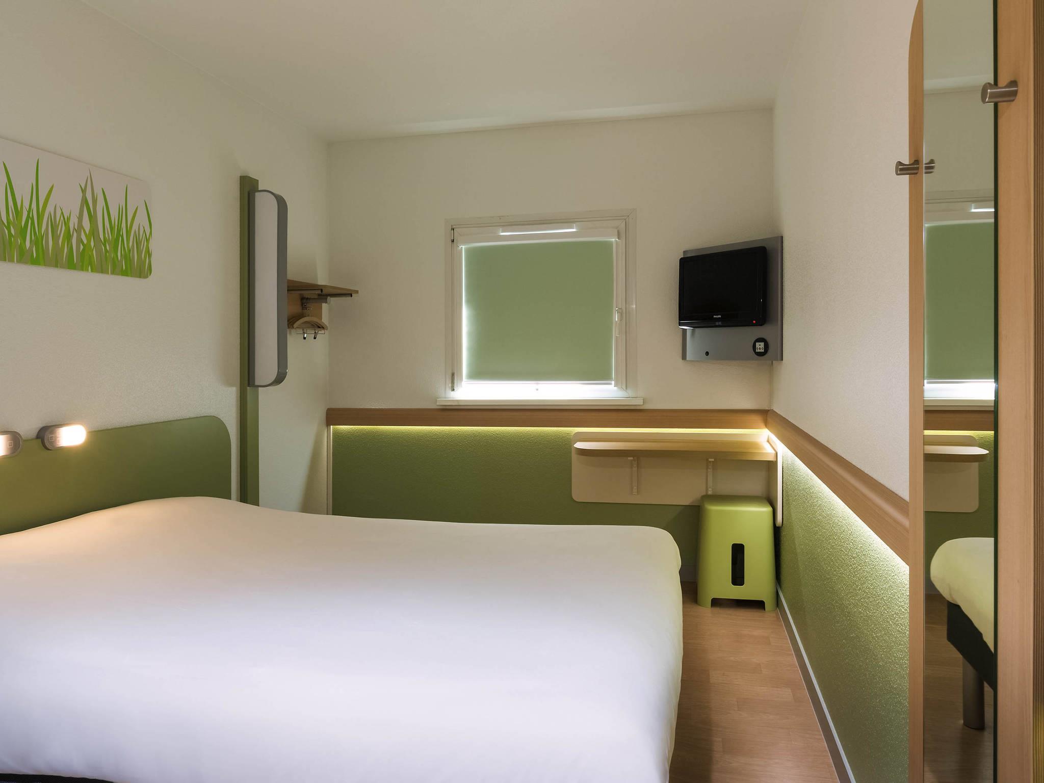 ibis budget S Room Type - DOUBLE - Room with a large bed for 2 people