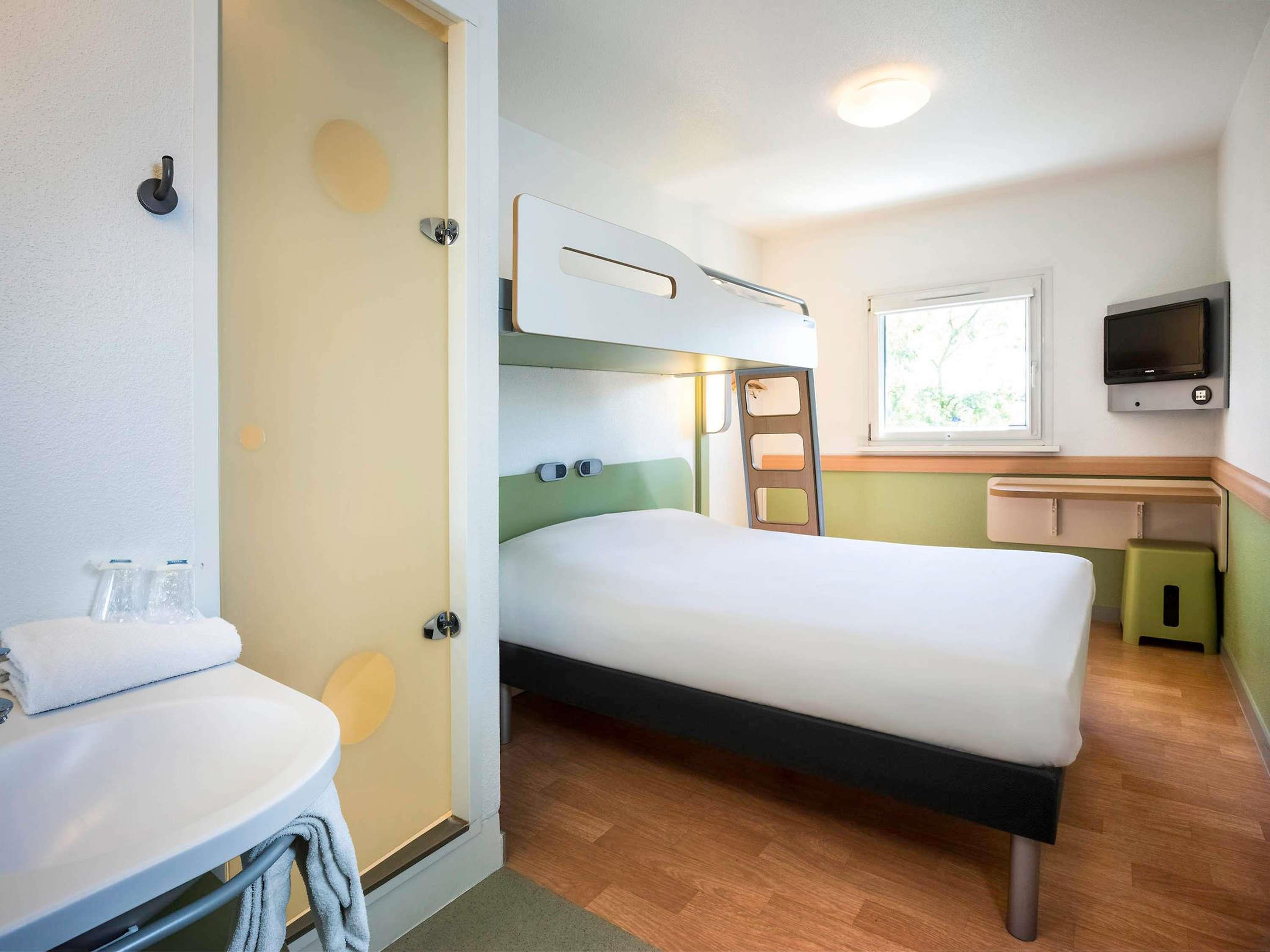 ibis budget S Room Type - TRIPLE - Room with a large bed and a bunk bed
