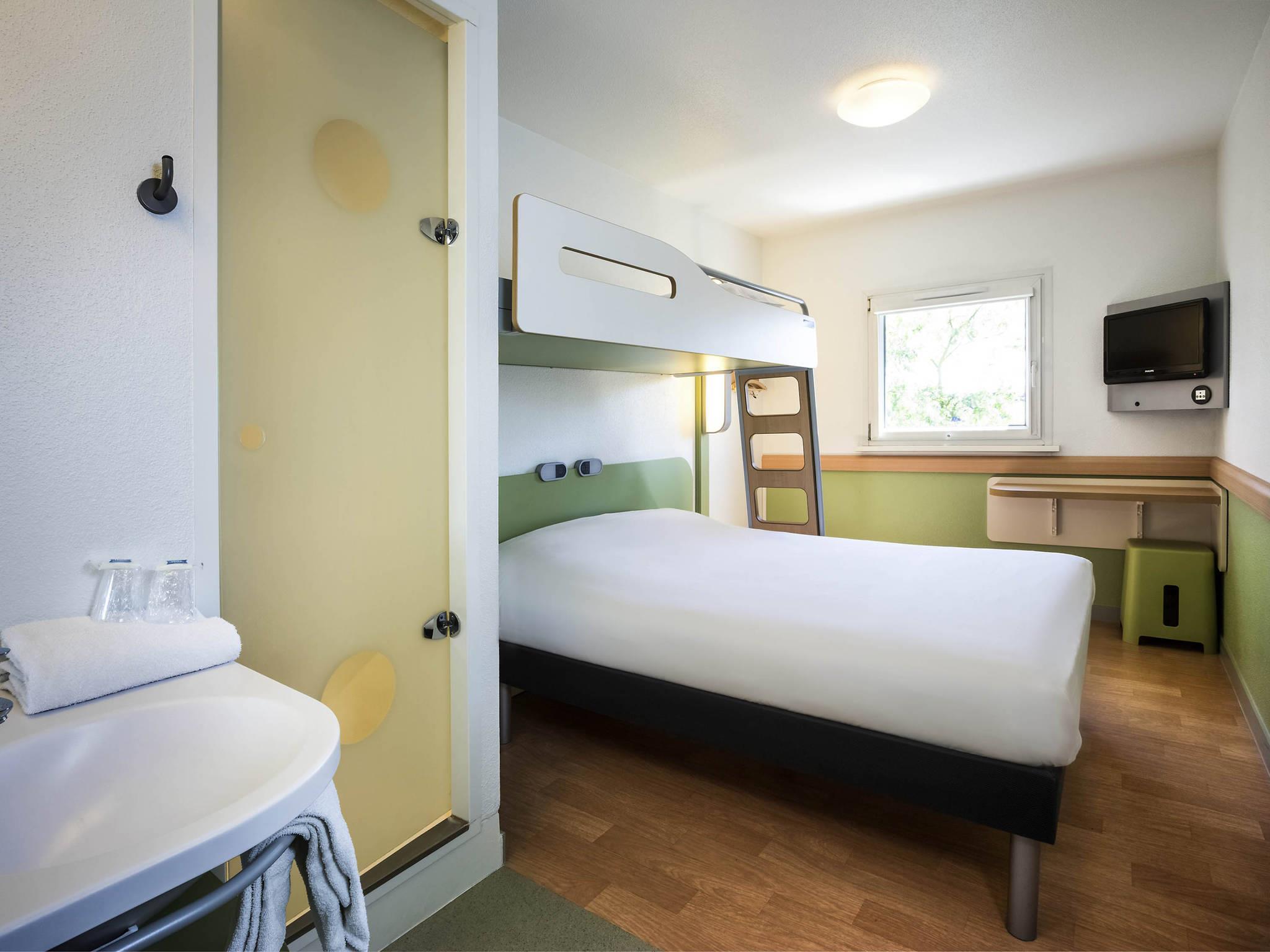 ibis budget S Room Type - TRIPLE - Room with a large bed and a bunk bed