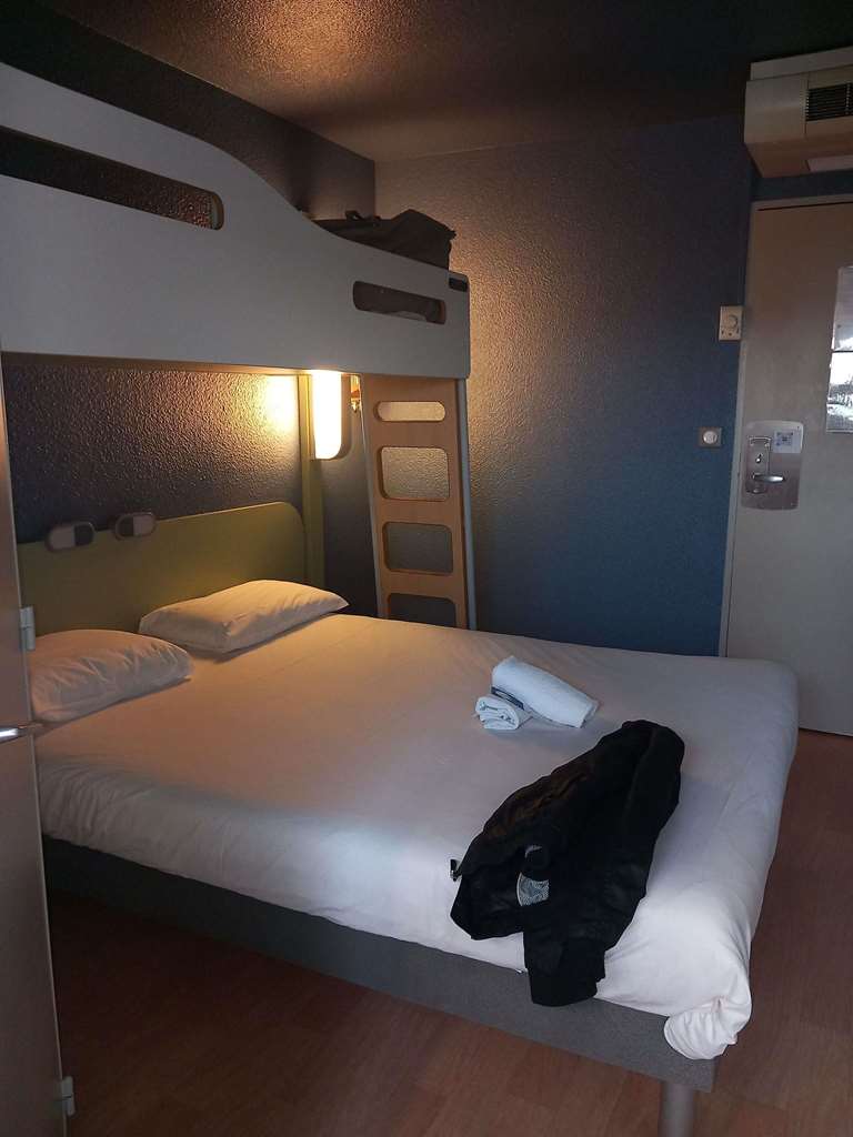 Ibis Budget Arles Sud Fourchon - Tap to explore photos