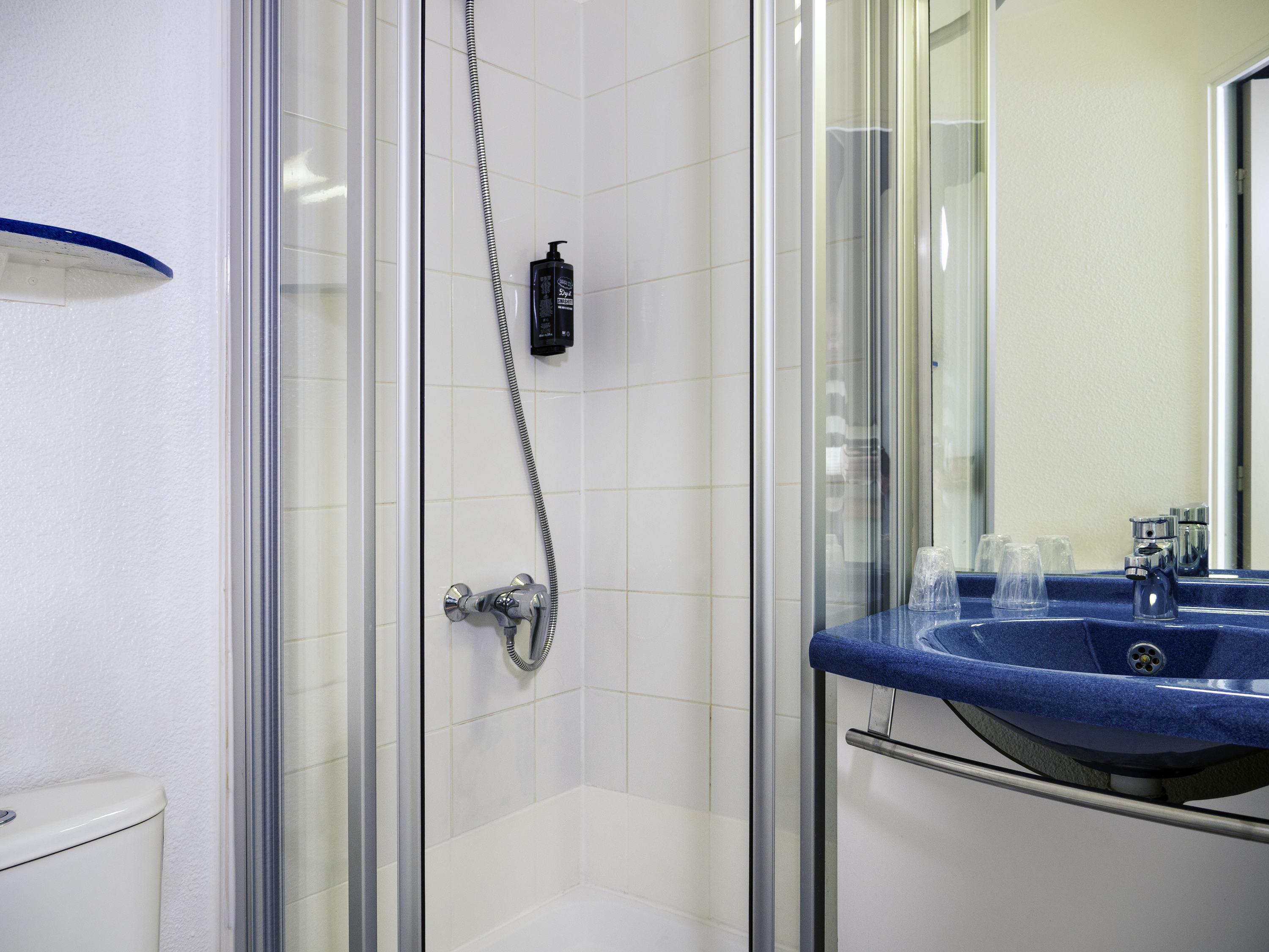 Ibis Budget Arles Sud Fourchon Room Type - TRIPLE - Room with a large bed and a bunk bed
