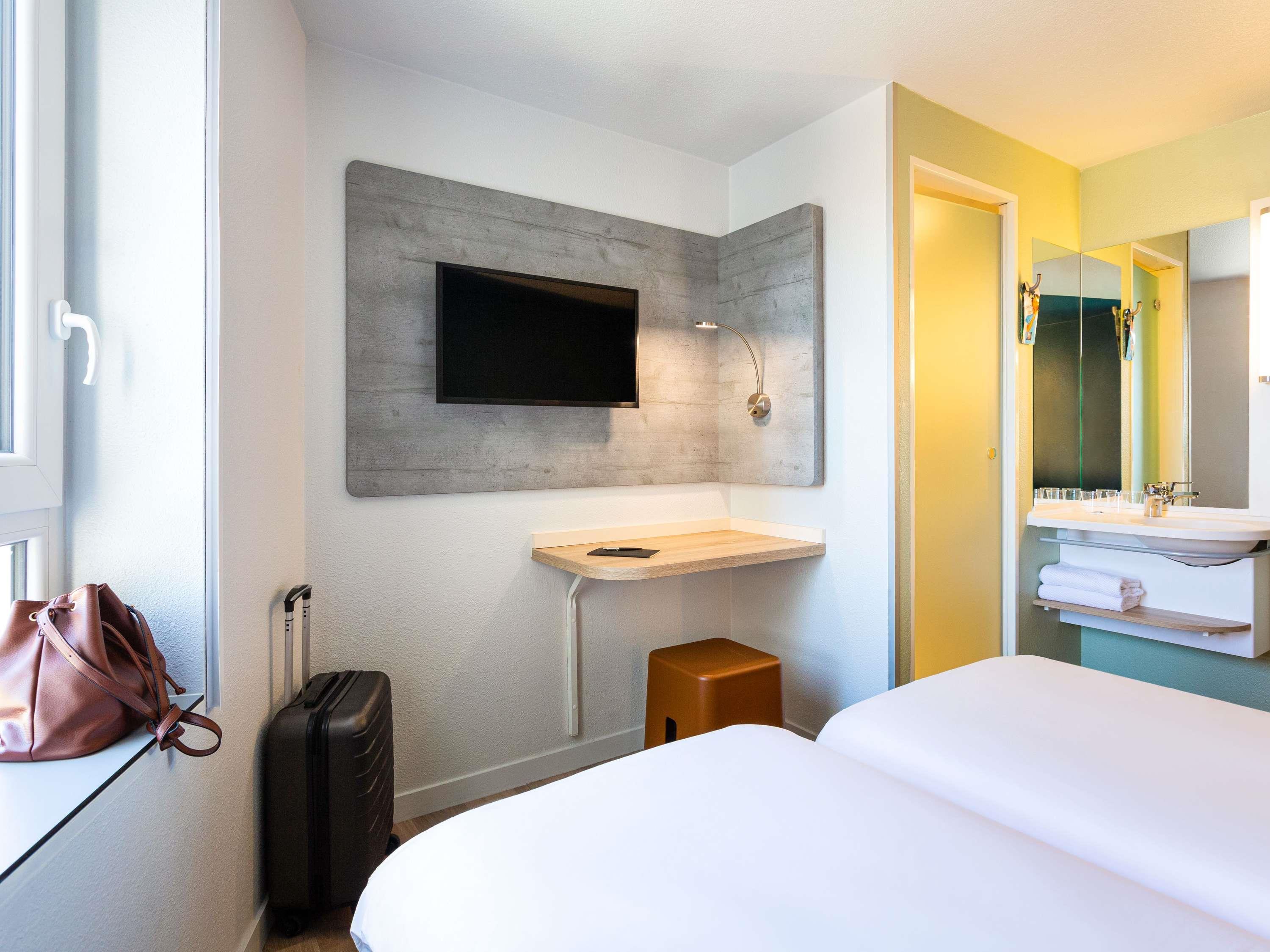 ibis budget Bordeaux Centre Gare Saint Jean Room Type - ROOM - for 3 people with 3 single beds
