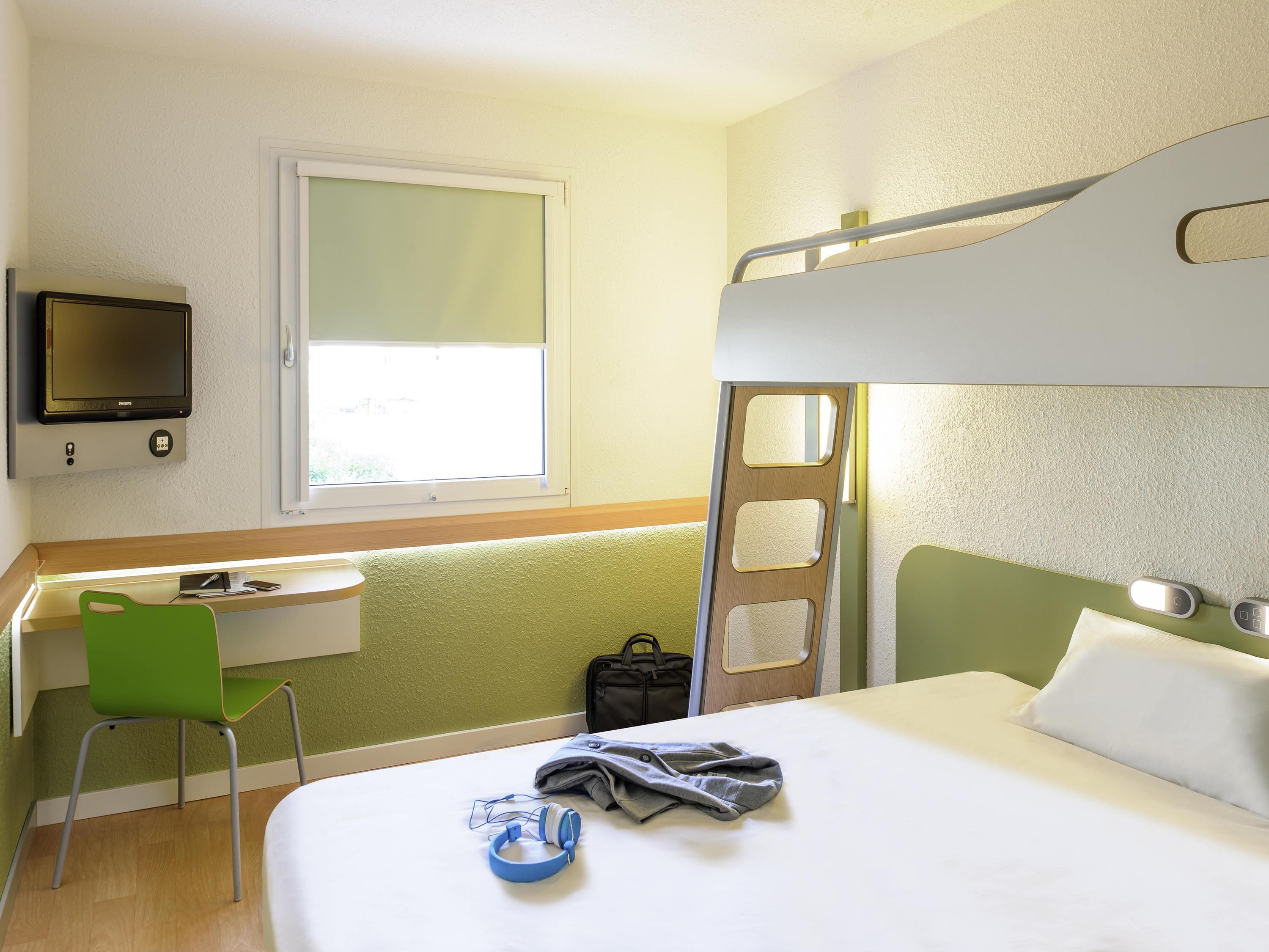 ibis Budget Lyon Eurexpo Chassieu Room Type - TRIPLE - Room with a large bed and a bunk bed