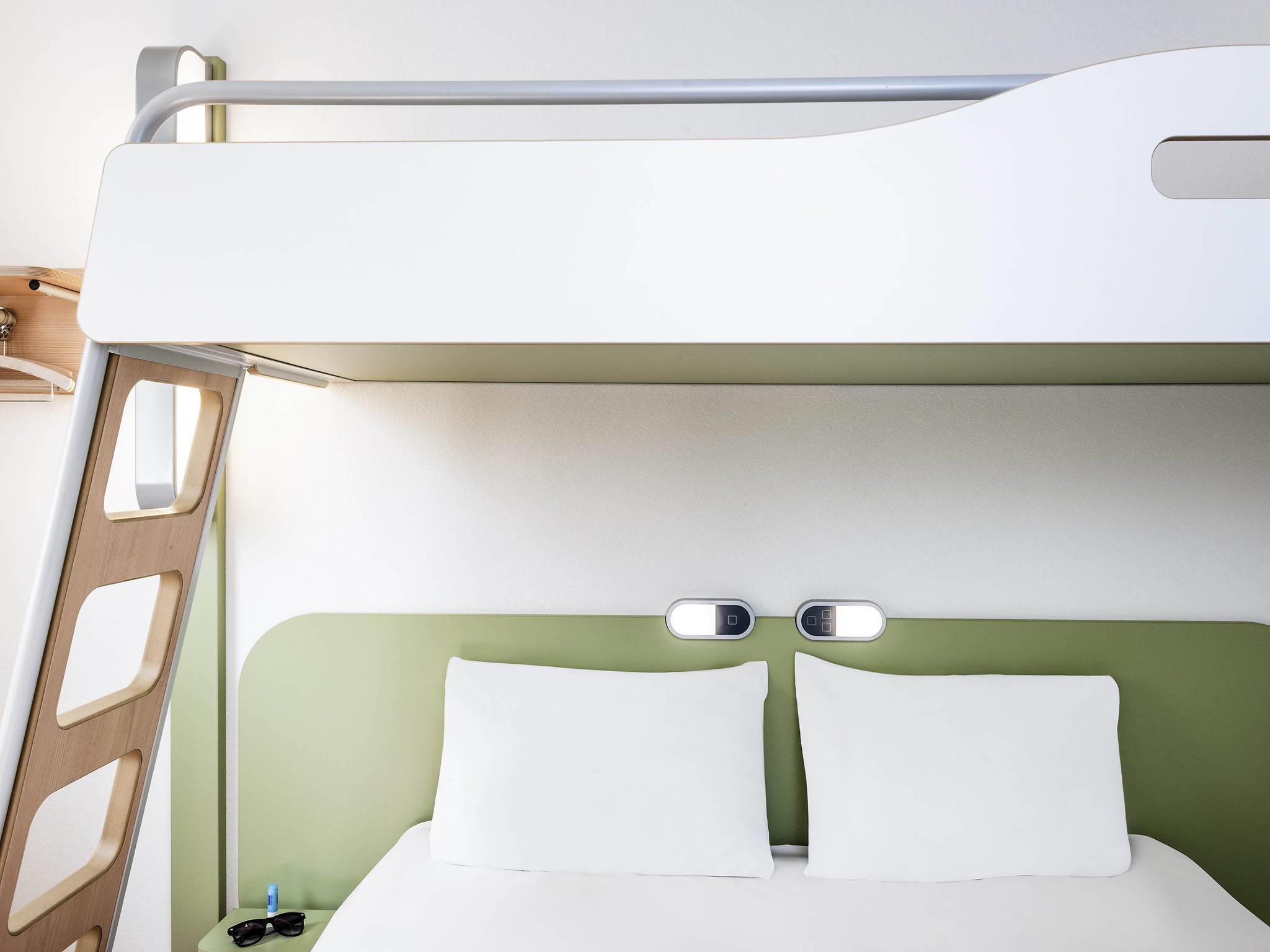 Ibis Budget Montelimar Room Type - Triple room with a double bed and bunk bed