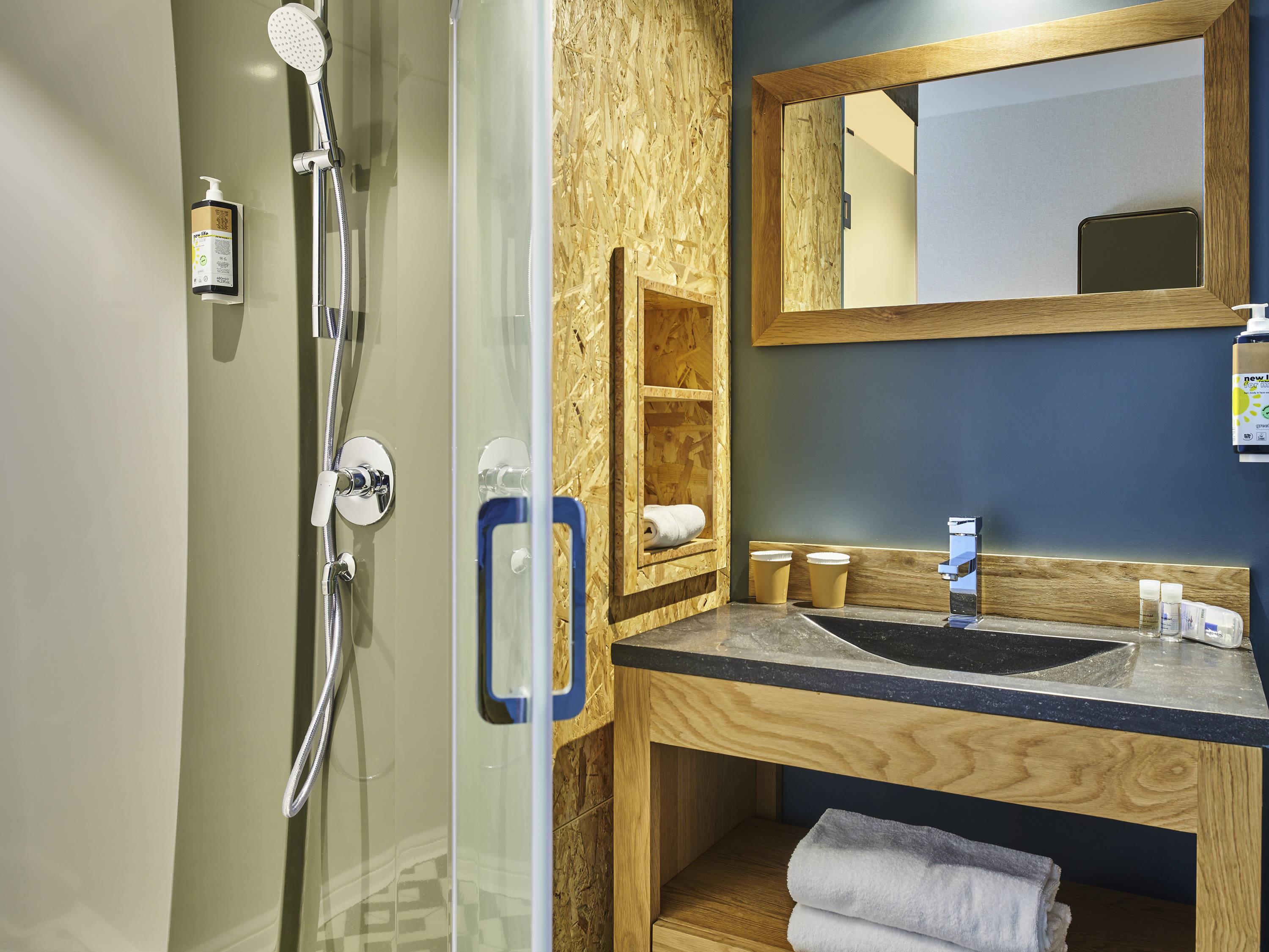 greet Hotel Paris porte de la Chapelle - Aréna Room Type - Pop Room with a double bed