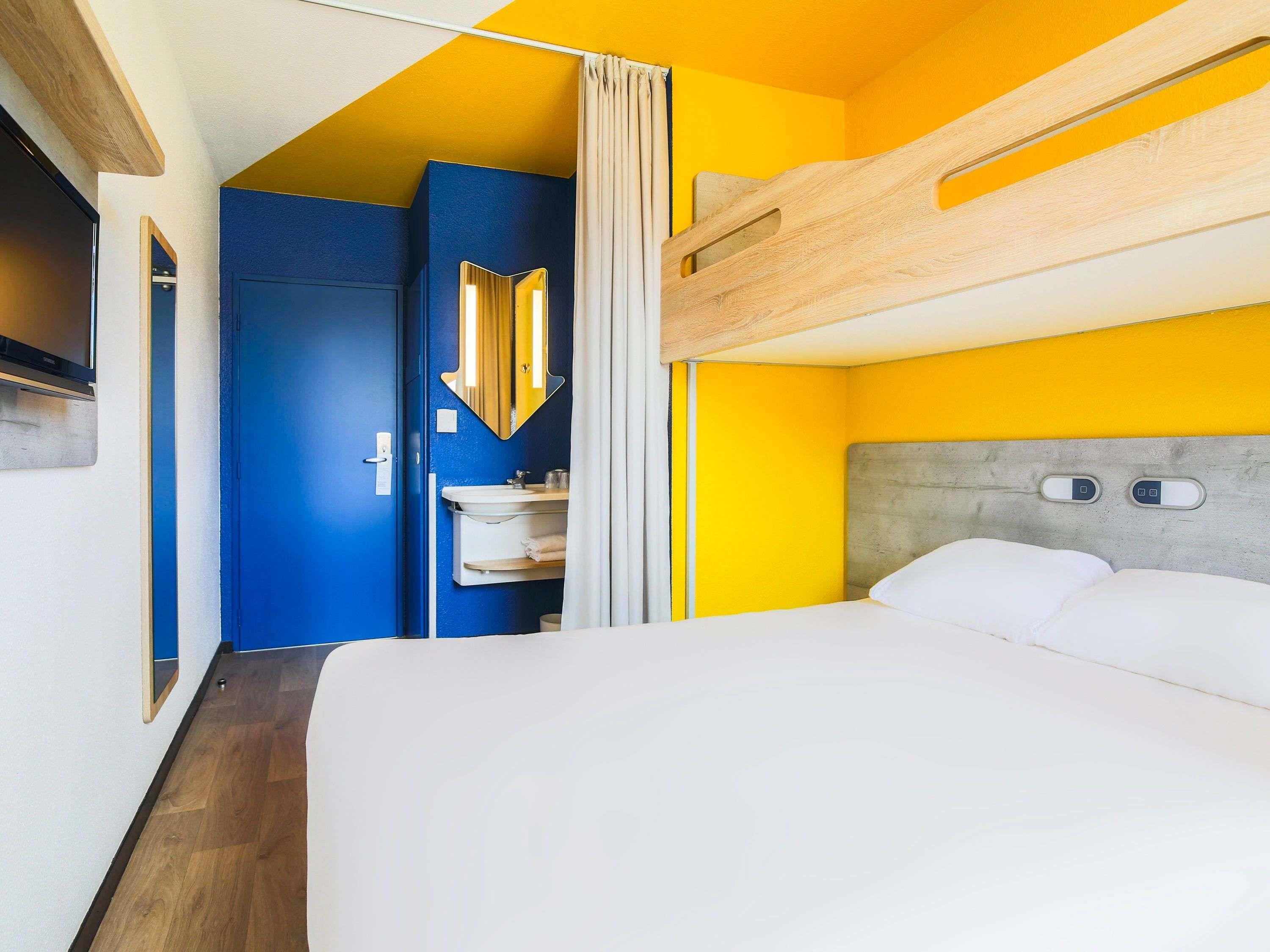 ibis budget Albi Centre Room Type - Triple Room with large bed and overhead bunk