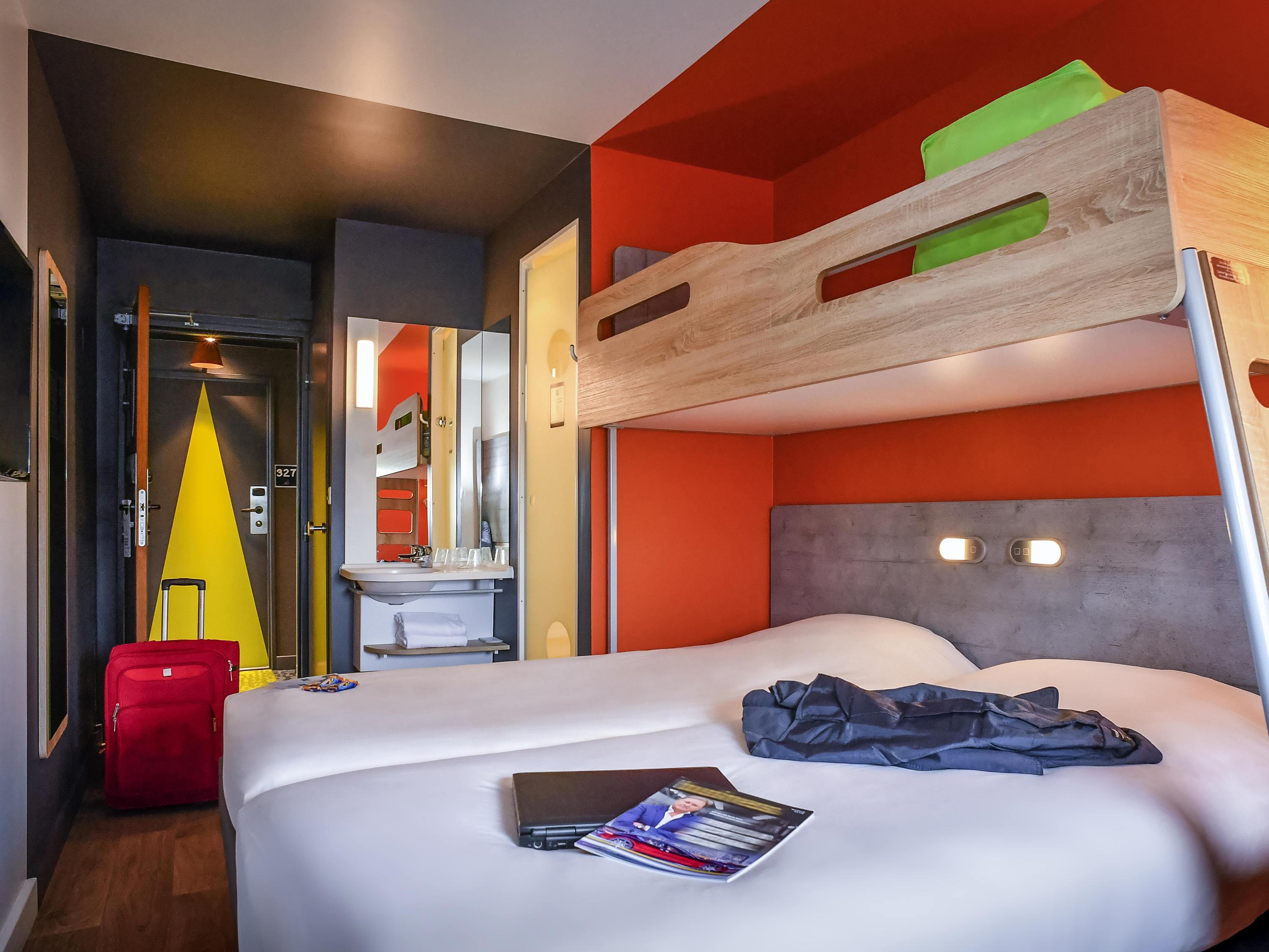 Ibis Budget Coutances Room Type - TRIPLE-room with two single beds and a retractable bed