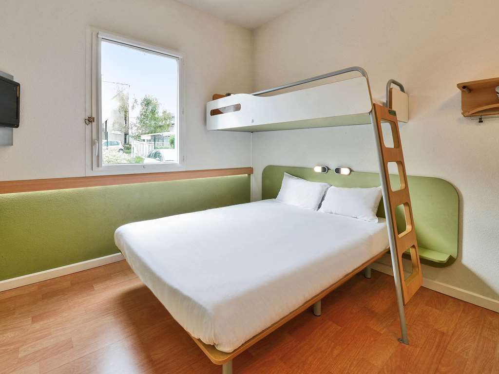 ibis budget Grenoble Sud Seyssins Room Type - TRIPLE - room with large bed and overhead bunk