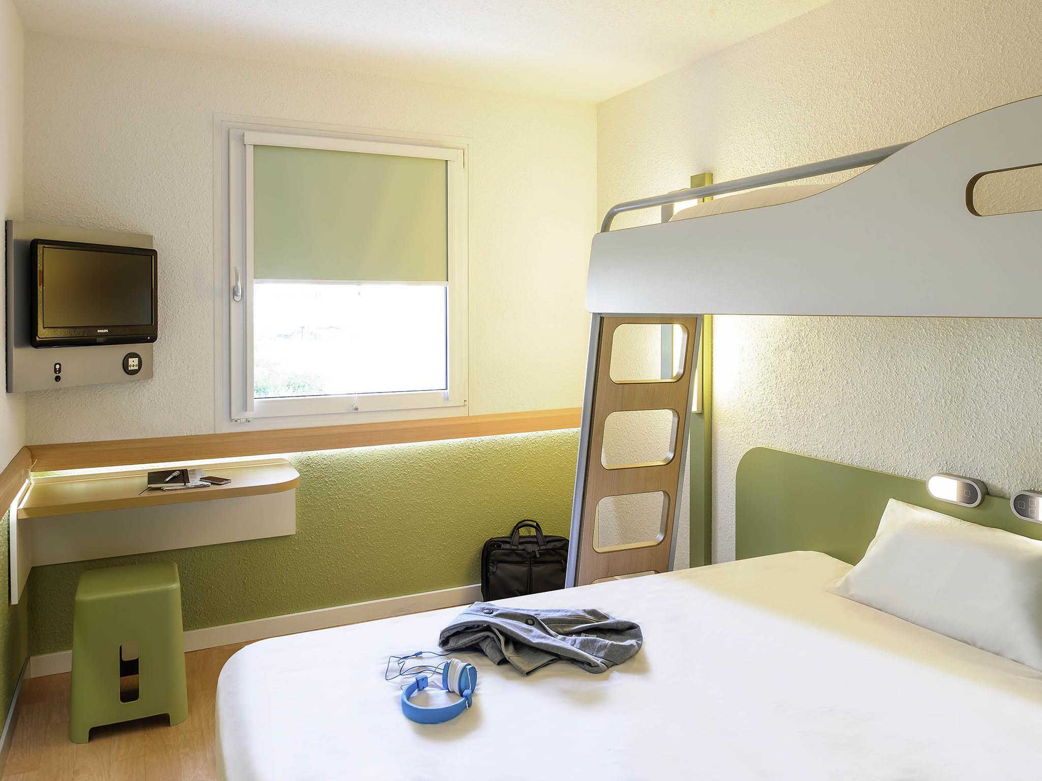 ibis budget Marne la Vall Room Type - TRIPLE - Room with a large bed and a bunk bed
