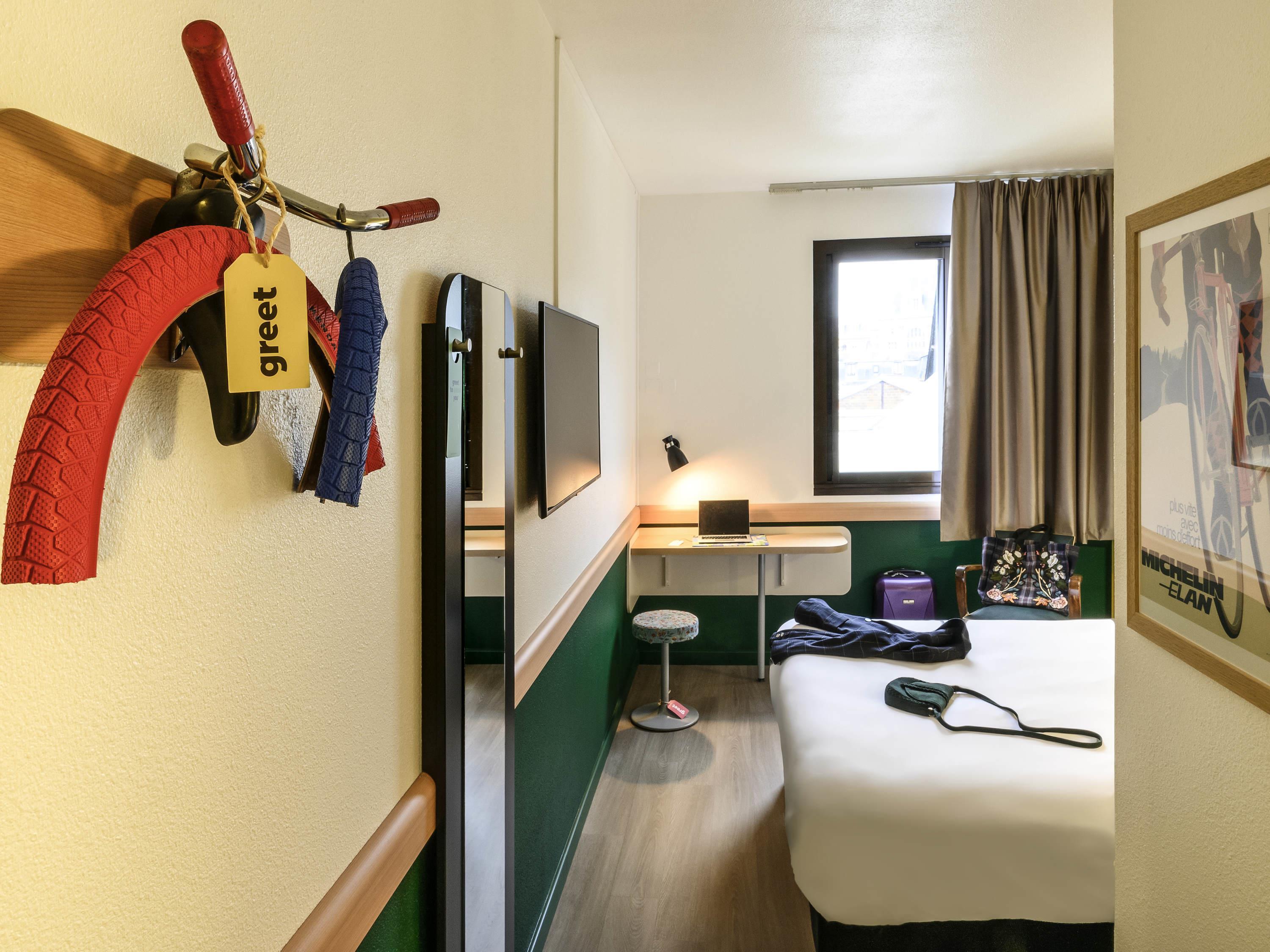 Greet Hotel Evreux Centre Room Type - PURE room with a double bed and a convertible sofa for 1 person