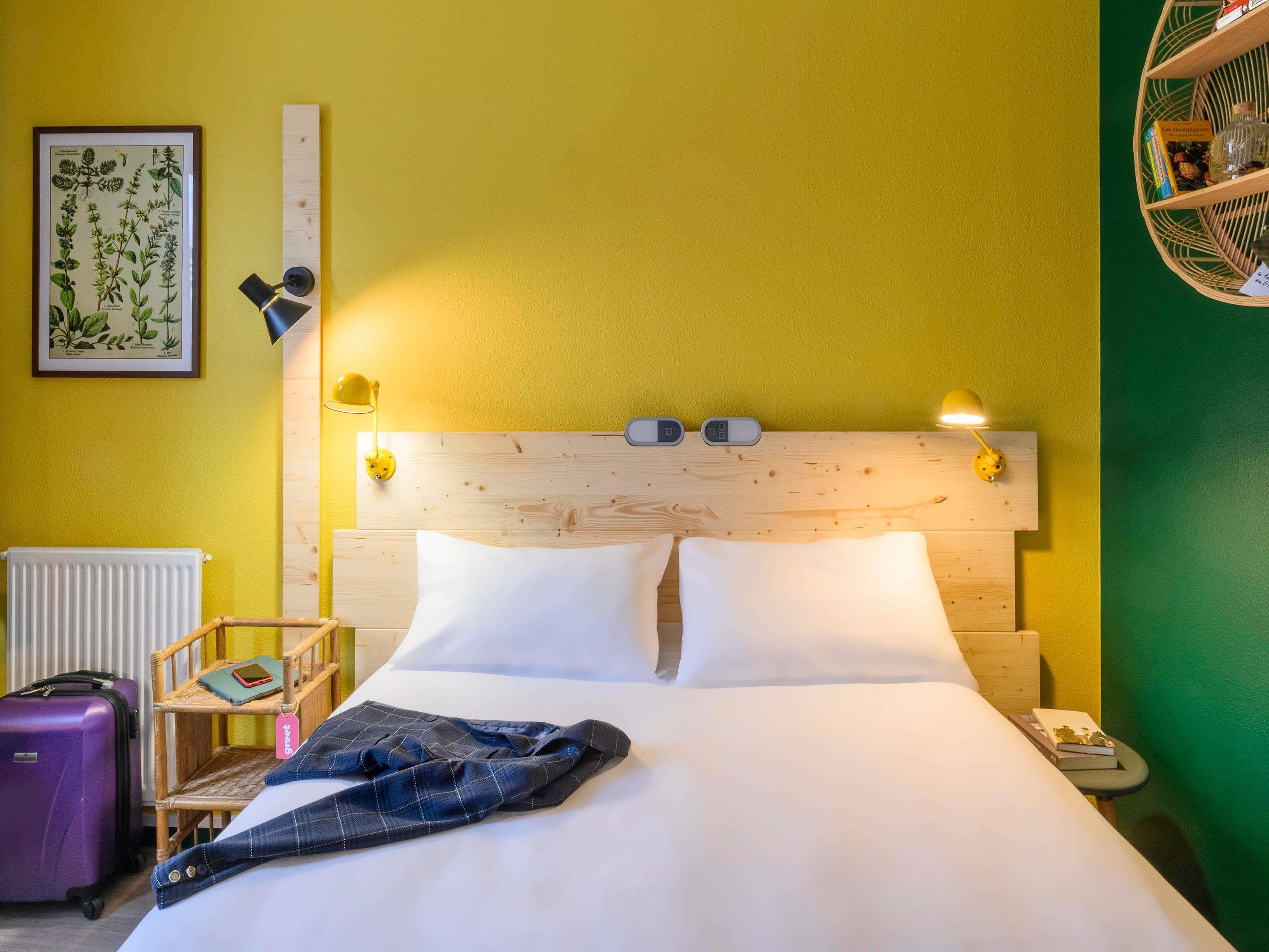 Greet Hotel Evreux Centre Room Type - POP Room with a queen-size double bed