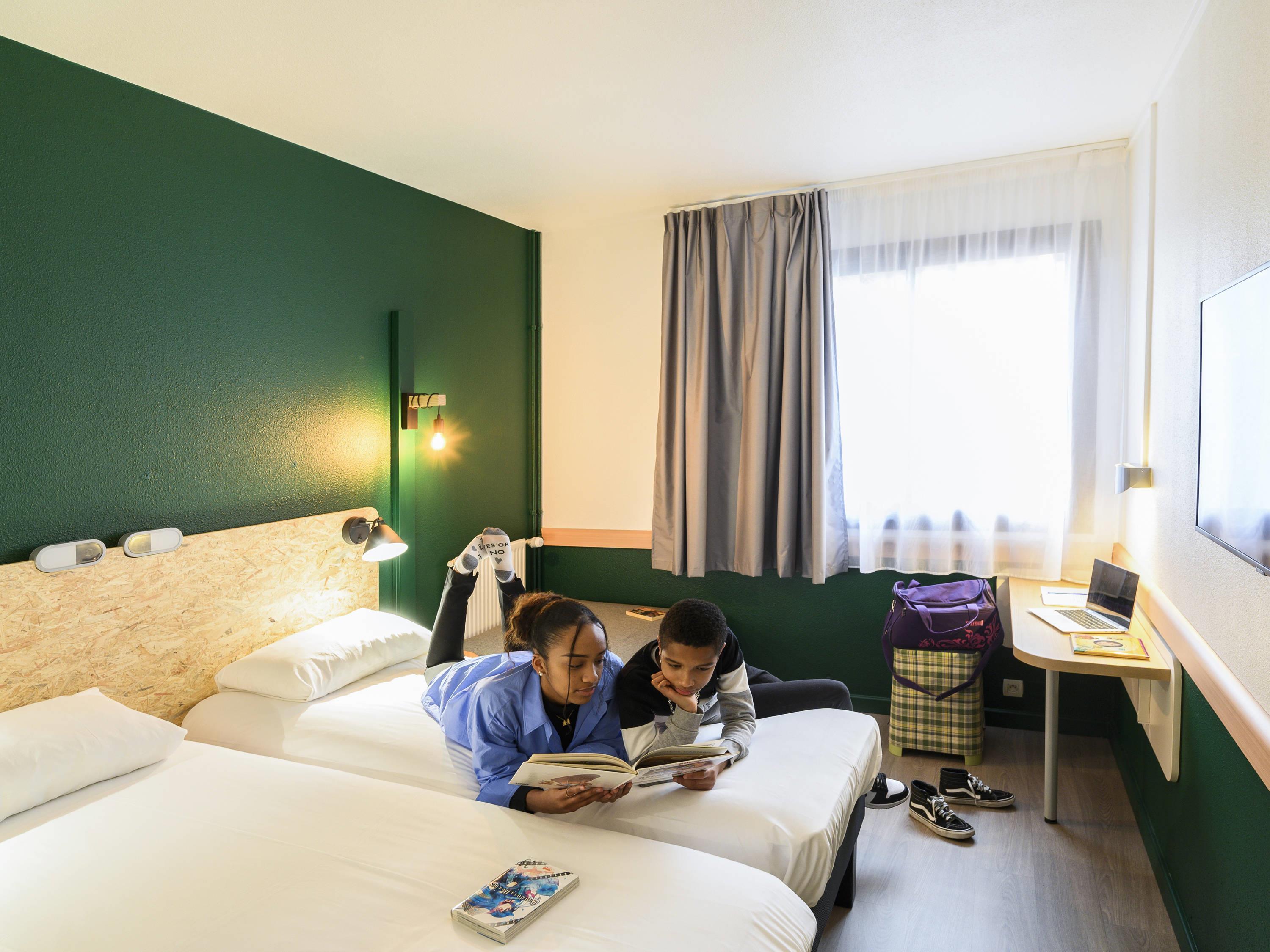 Greet Hotel Evreux Centre Room Type - PURE room with a double bed and a convertible sofa for 1 person