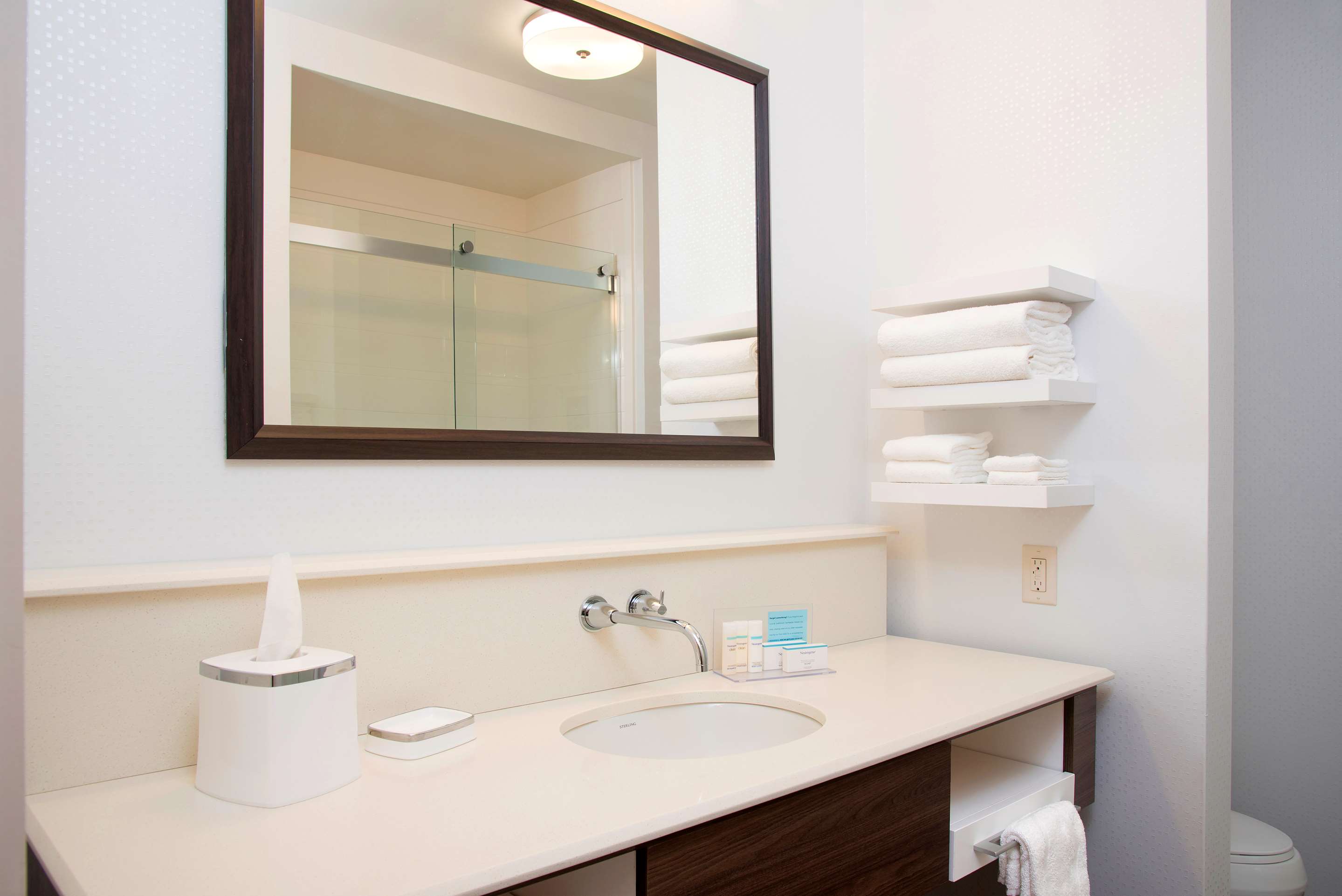 Guest room bath