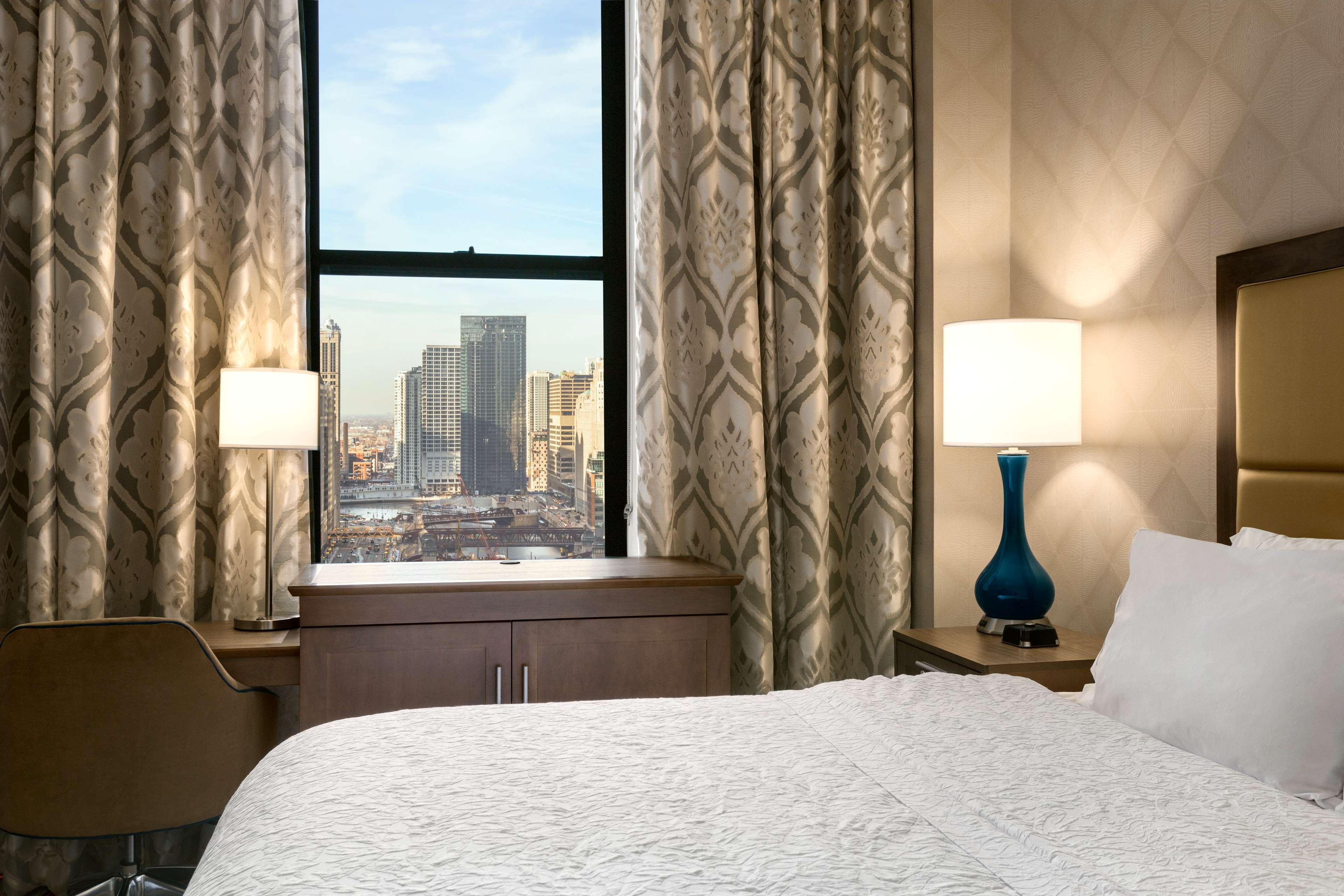 Hampton Inn by Hilton Chicago Downtown/N Loop/Michigan Ave Room Type - 1KN RIVR VW W FRIDGE NS