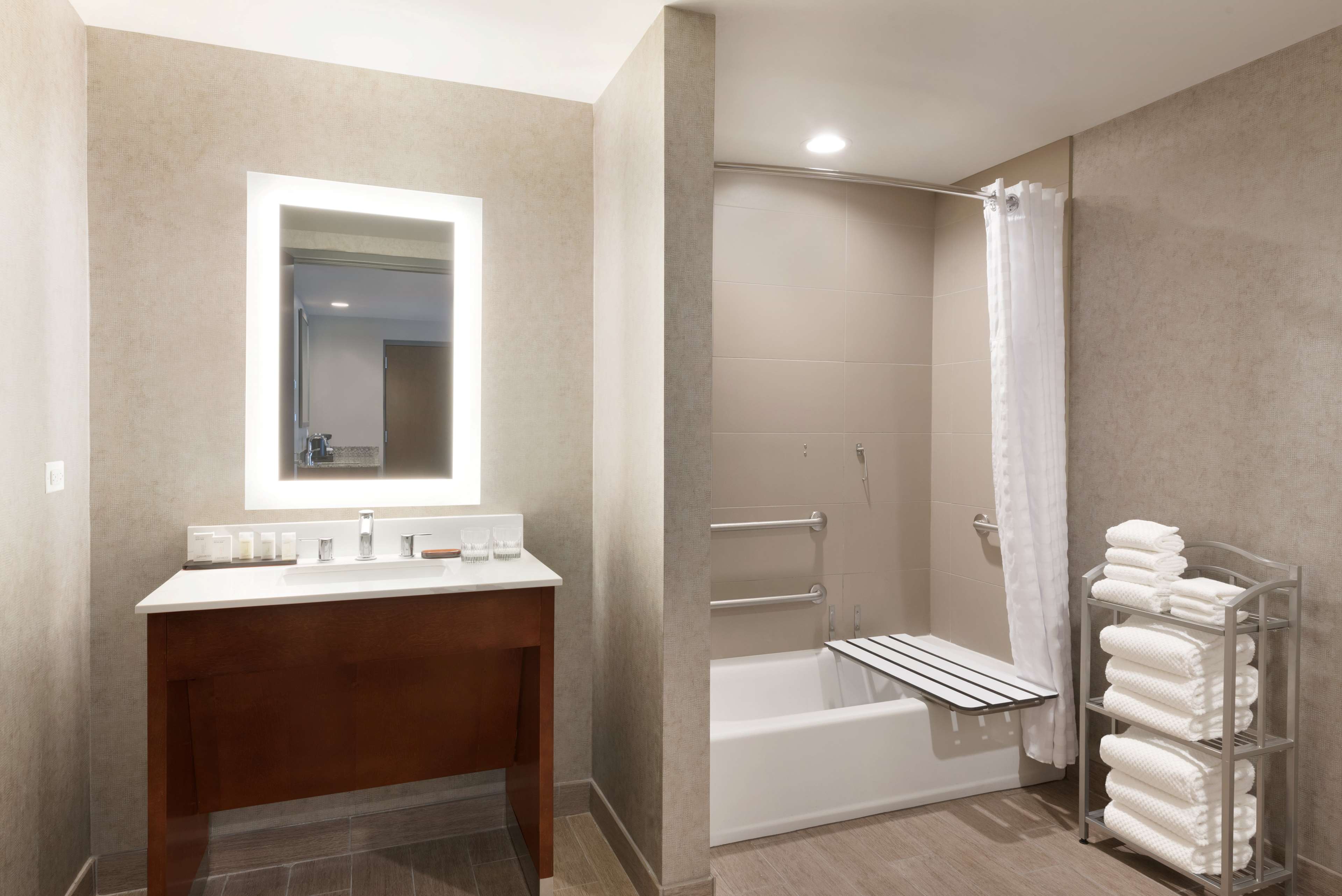 Embassy Suites Chicago Naperville Room Type - 1KING 1 RM SUITE ACC W-TUB