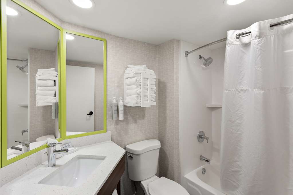 Hampton Inn Bridgeport/Clarksburg-guestroom-Guest Room,Bathroom,On-Site.jpg