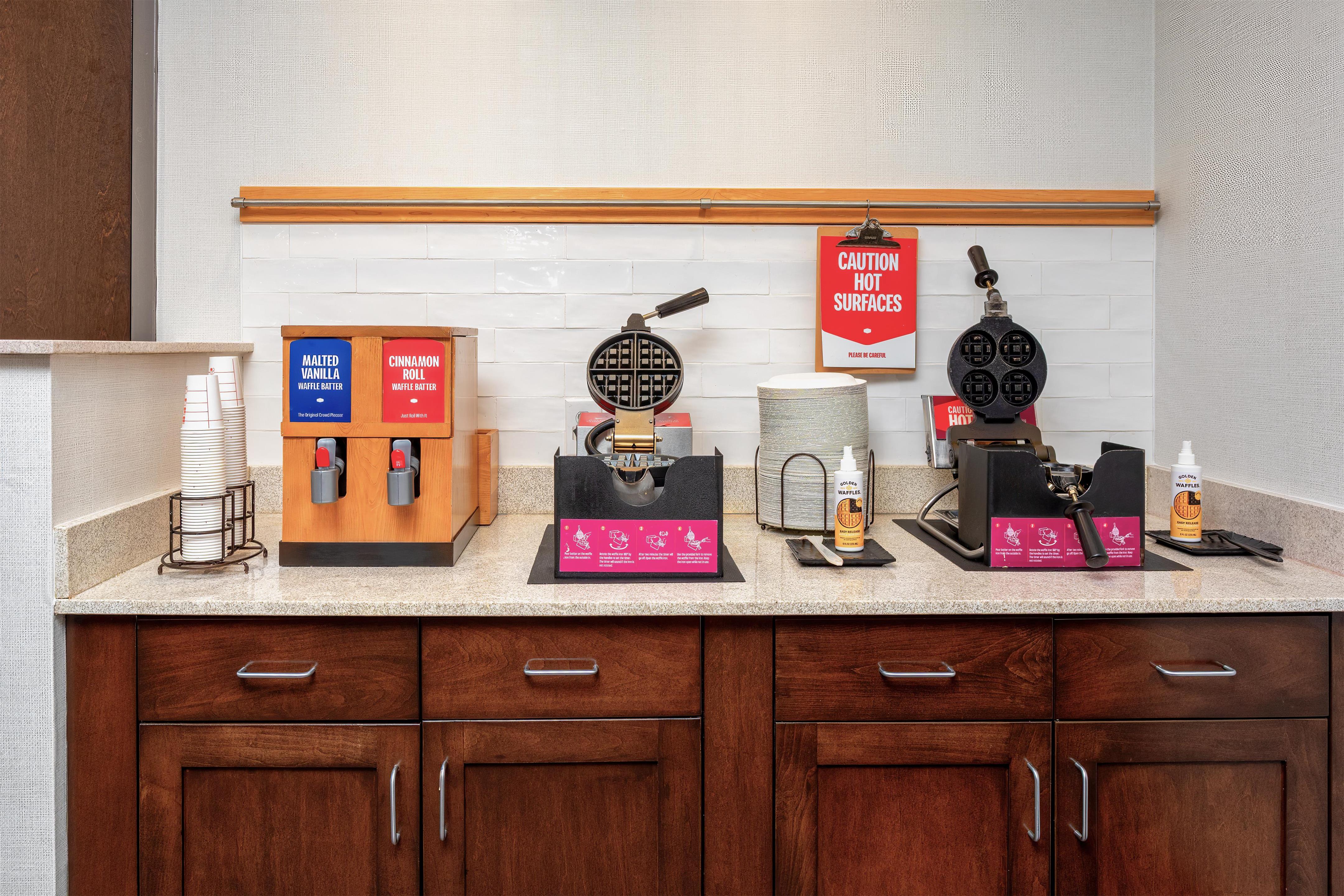 Breakfast Area | Hampton Inn & Suites Deland