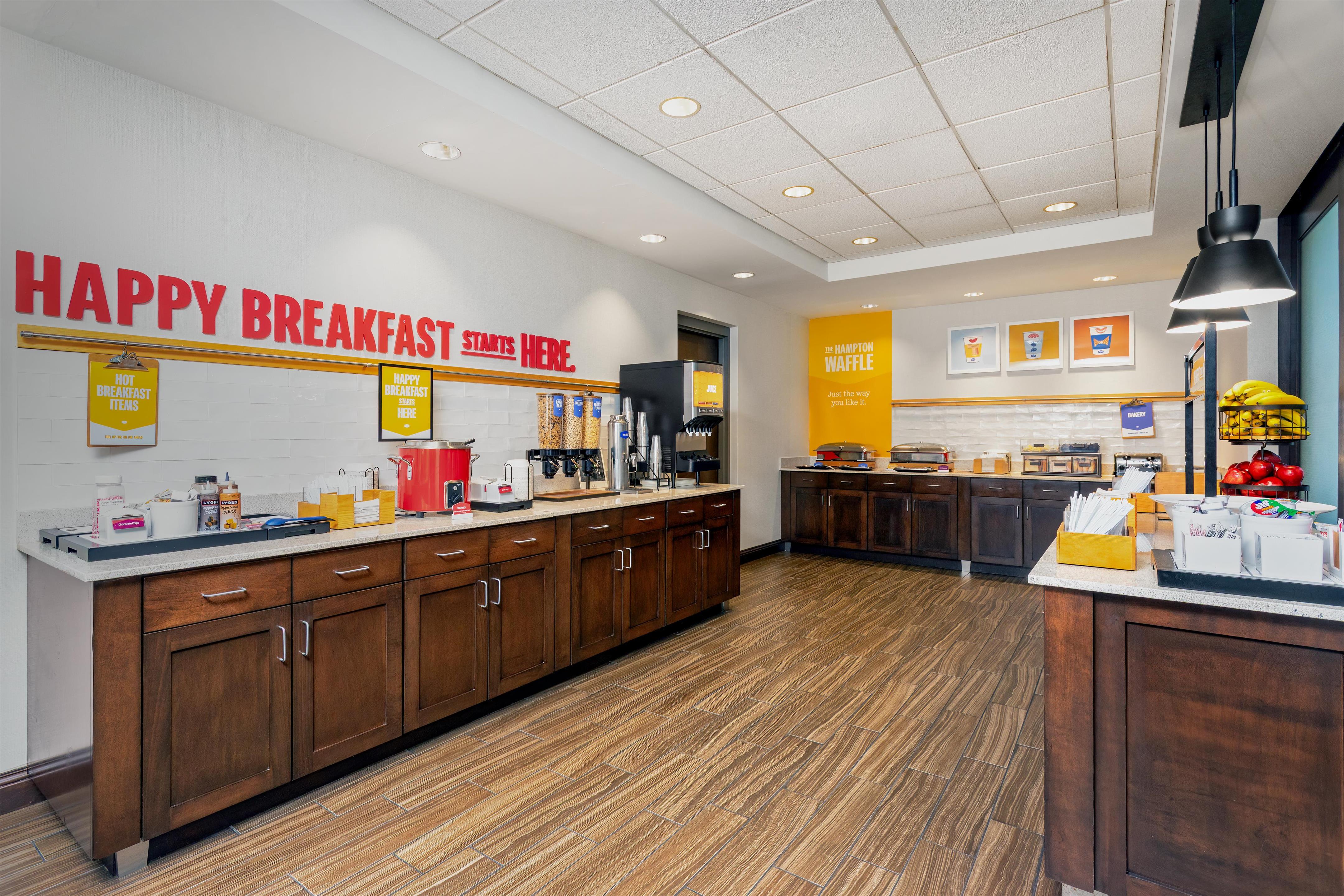 Breakfast Area | Hampton Inn & Suites Deland
