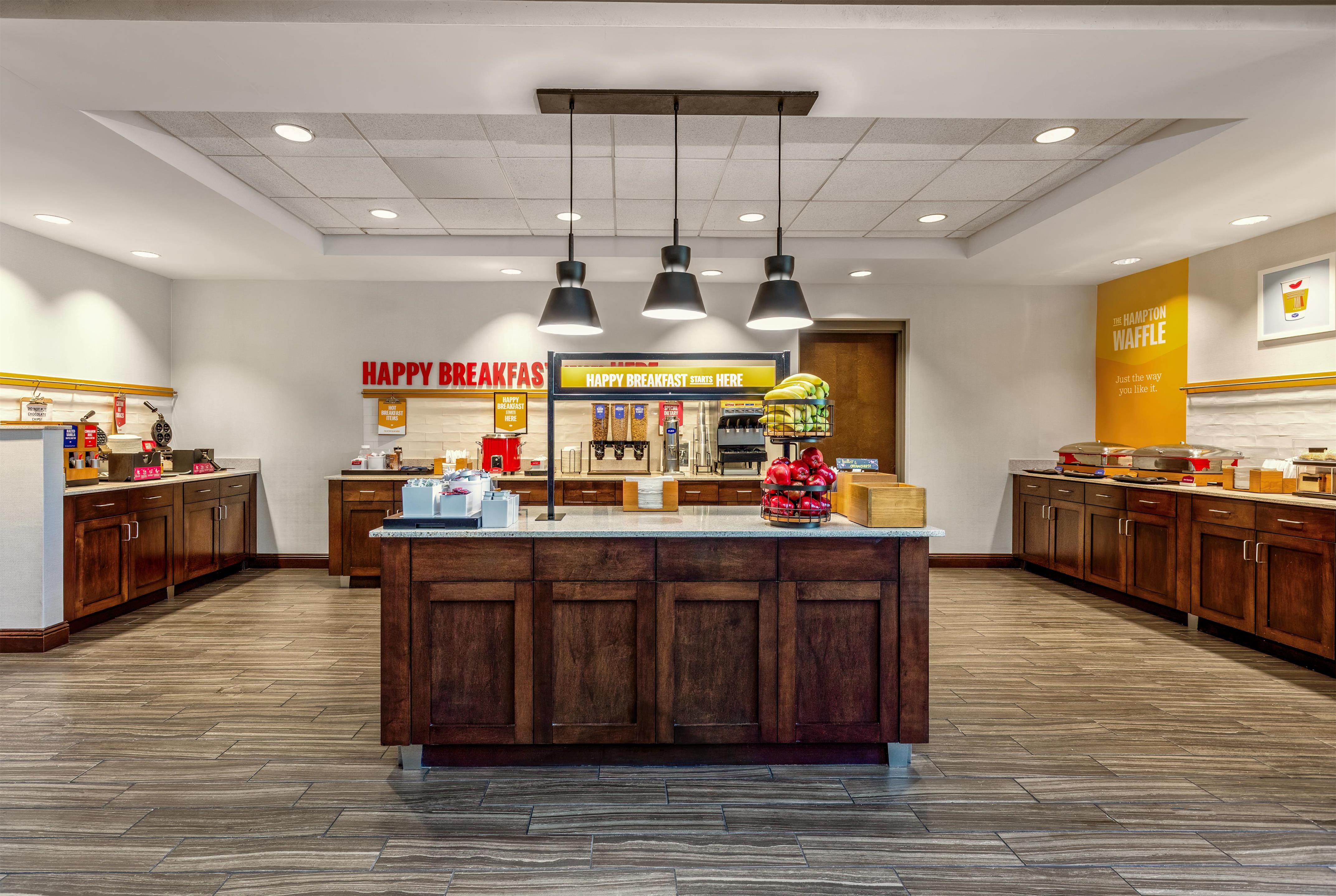 Breakfast Area | Hampton Inn & Suites Deland