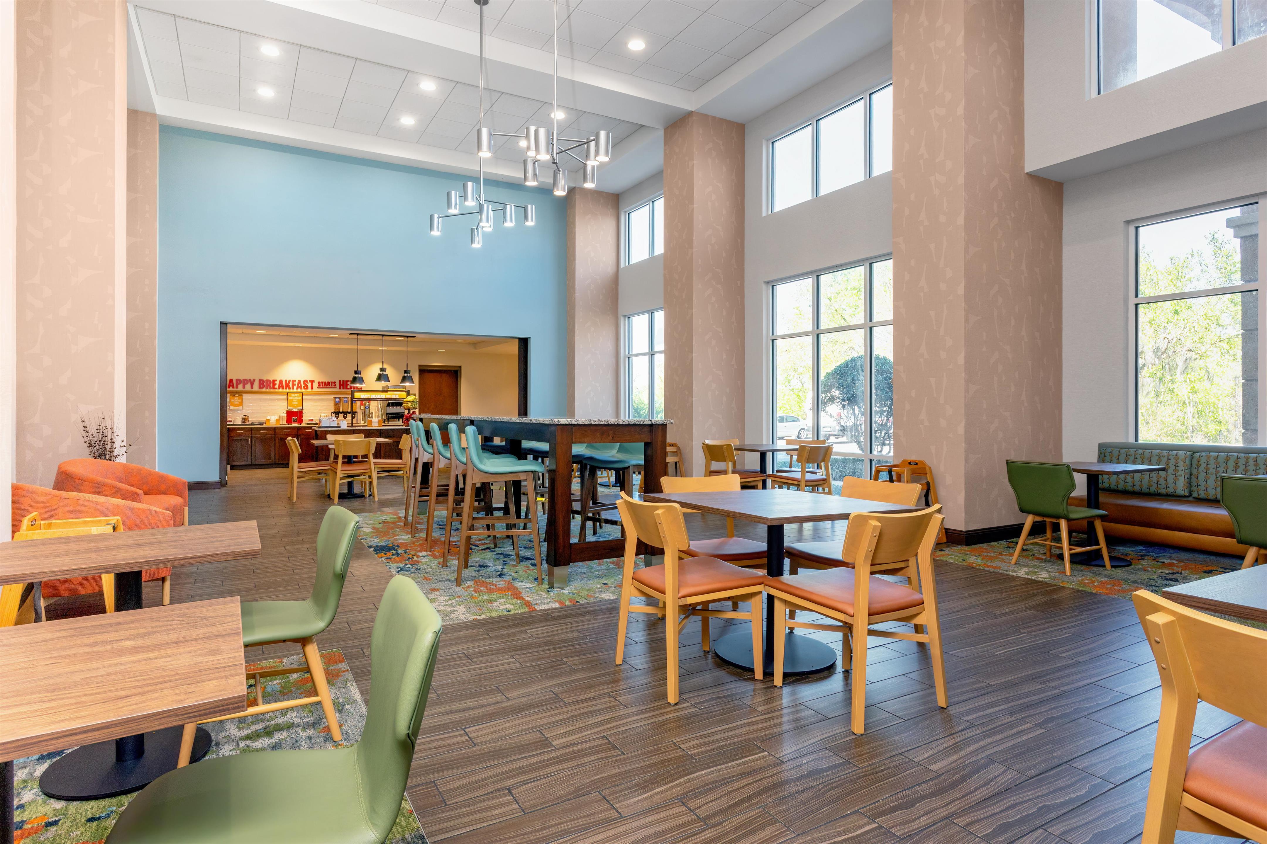 Breakfast Area | Hampton Inn & Suites Deland