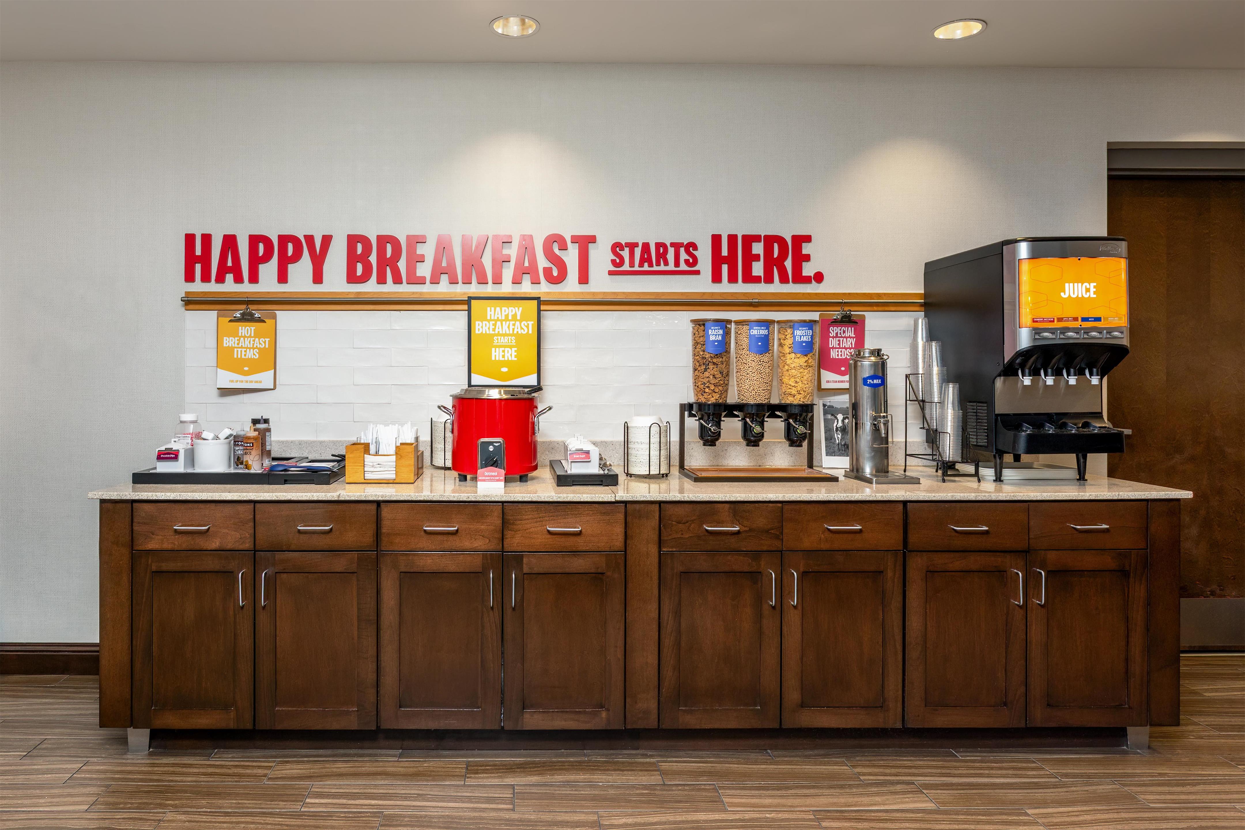 Breakfast Area | Hampton Inn & Suites Deland