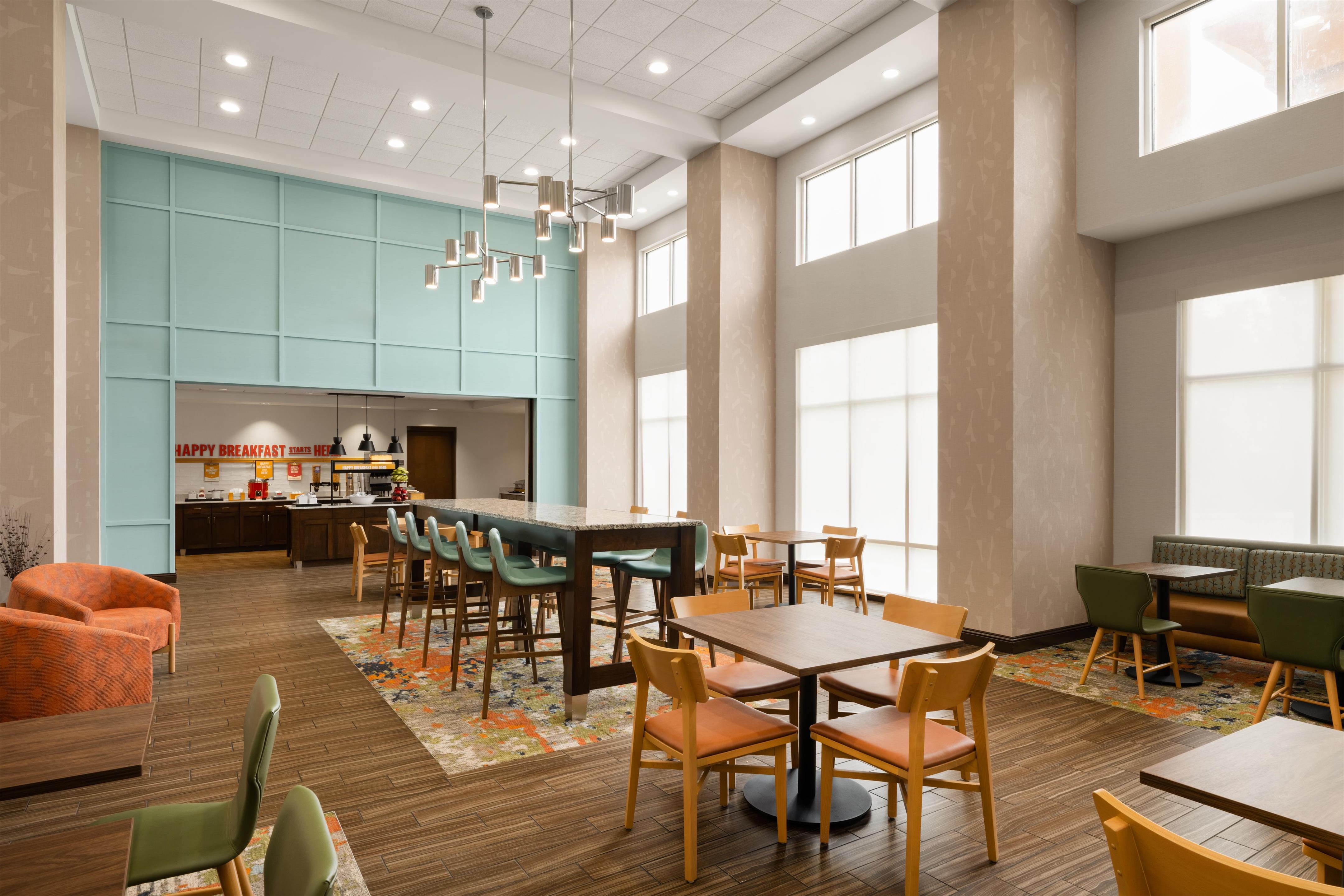 Breakfast Area | Hampton Inn & Suites Deland