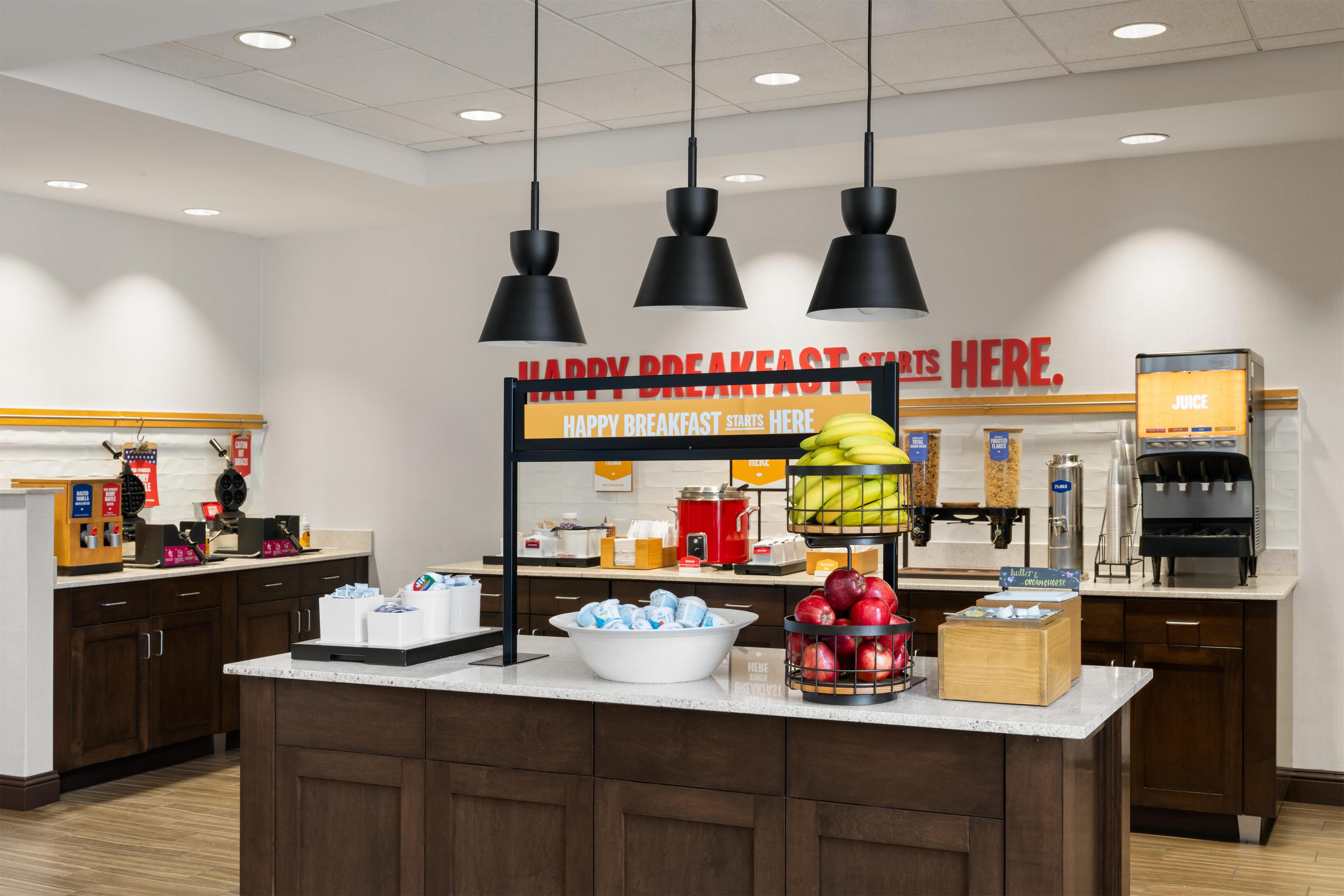 Breakfast Area | Hampton Inn & Suites Deland