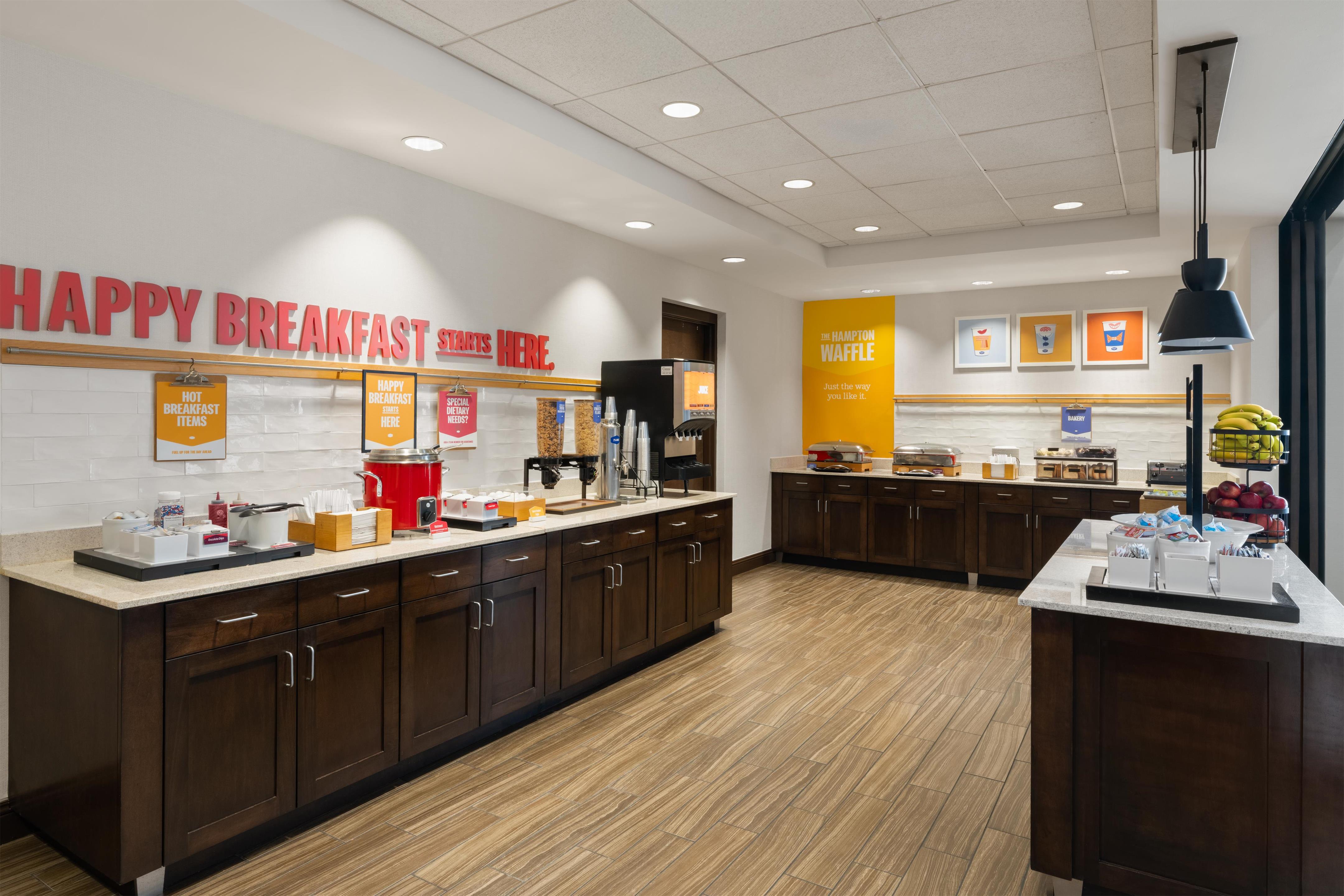 Breakfast Area | Hampton Inn & Suites Deland